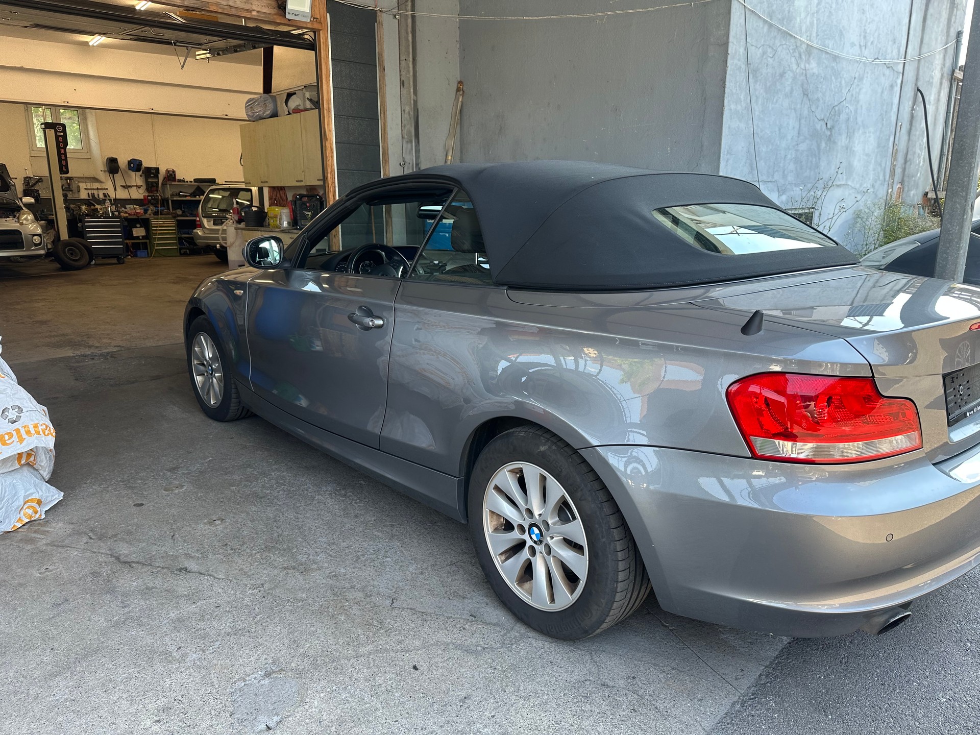 BMW 120i Cabrio-image-2