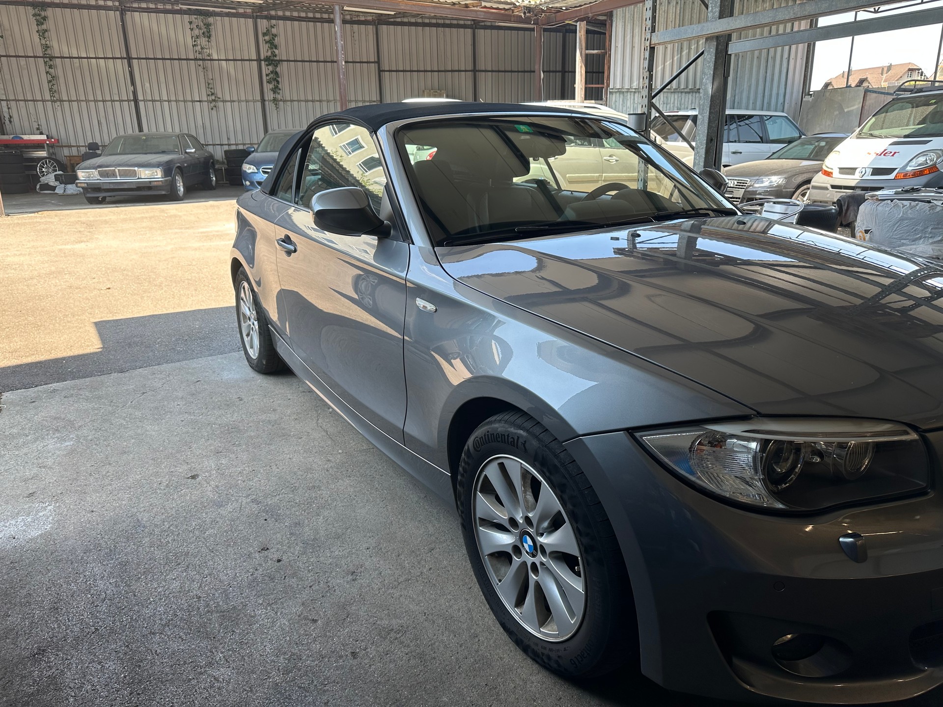 BMW 120i Cabrio-image-5
