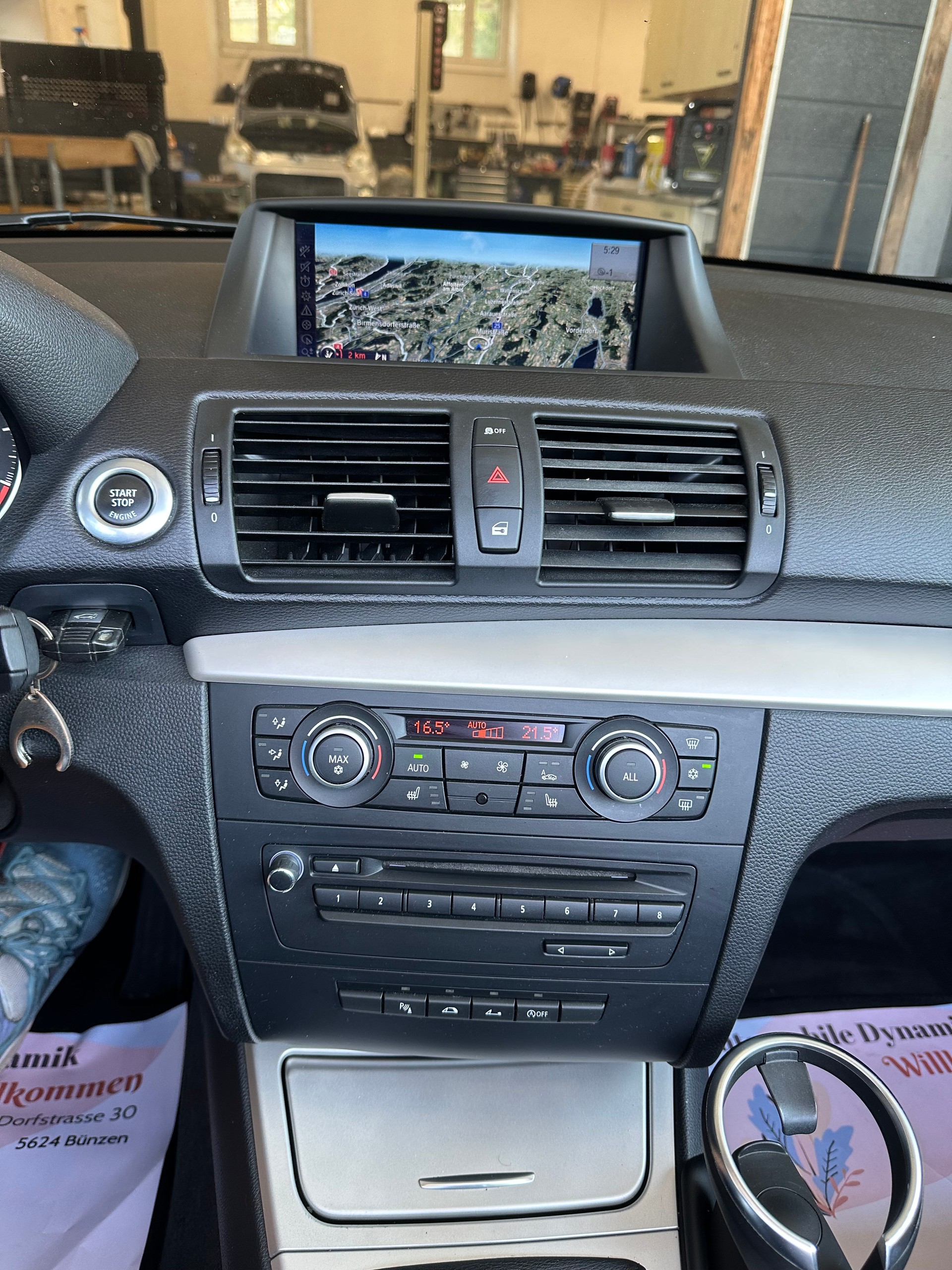 BMW 120i Cabrio-image-6