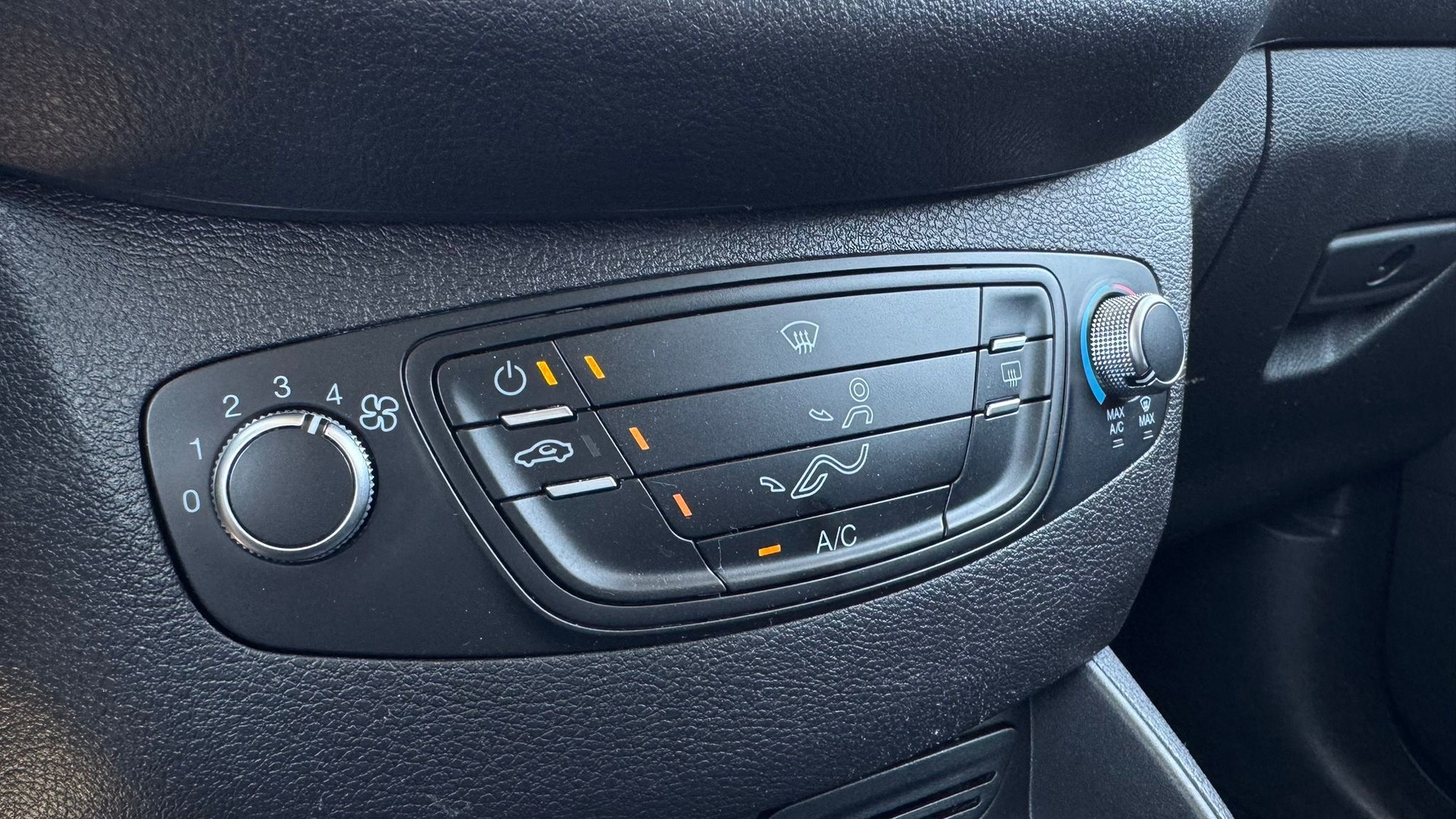FORD Transit Courier Van 1.0 EcoBoost Trend-image-11