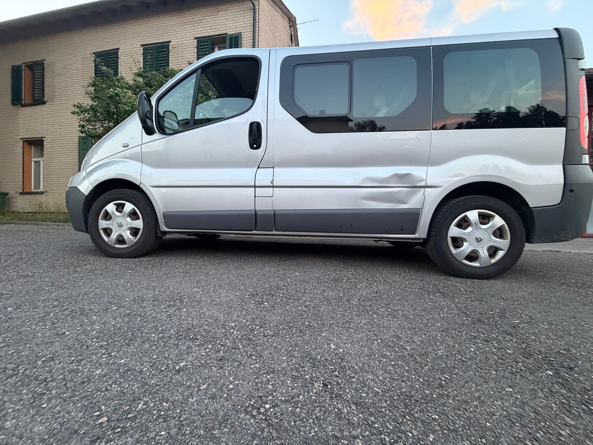 RENAULT Trafic 2.0dCi Eco Passenger Authentique-image-4