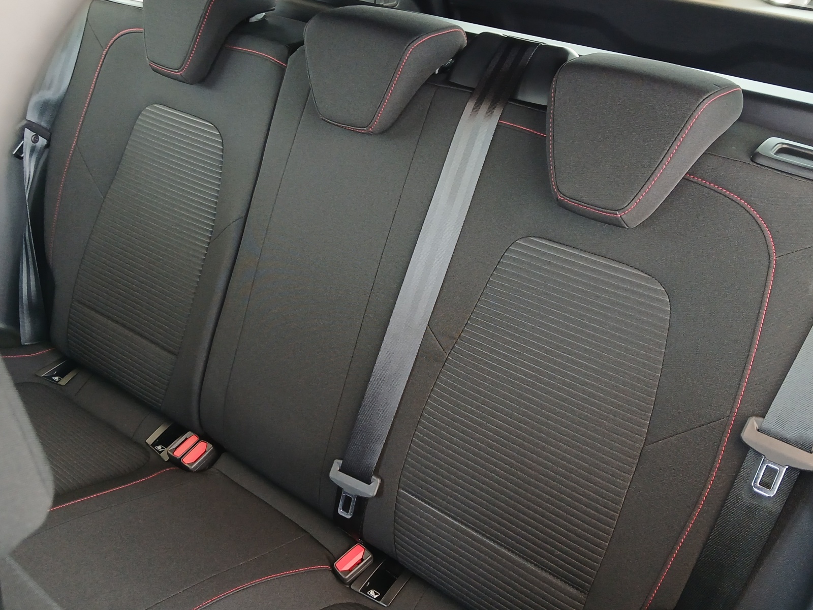 FORD Focus Station Wagon 1.0i EcoB Hybrid 155 ST-Line-image-12