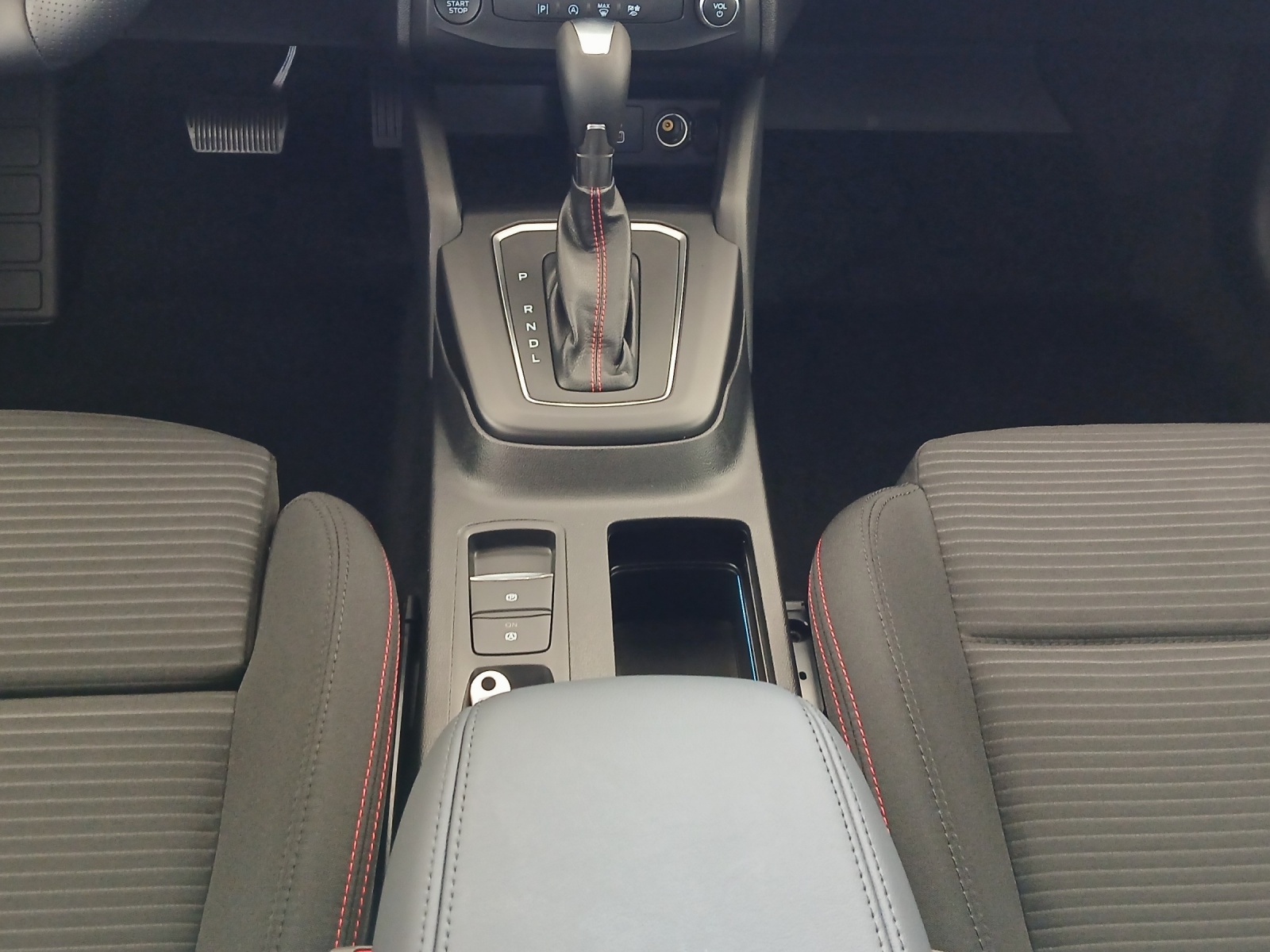 FORD Focus Station Wagon 1.0i EcoB Hybrid 155 ST-Line-image-13