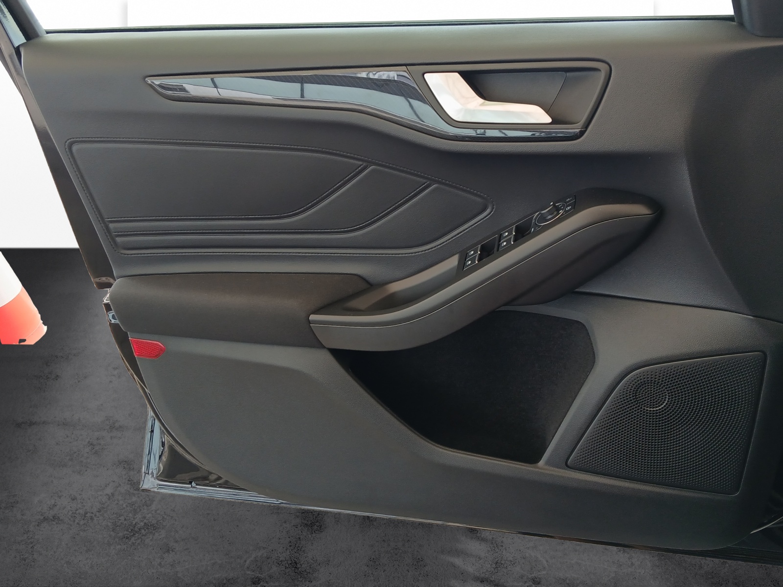 FORD Focus Station Wagon 1.0i EcoB Hybrid 155 ST-Line-image-8