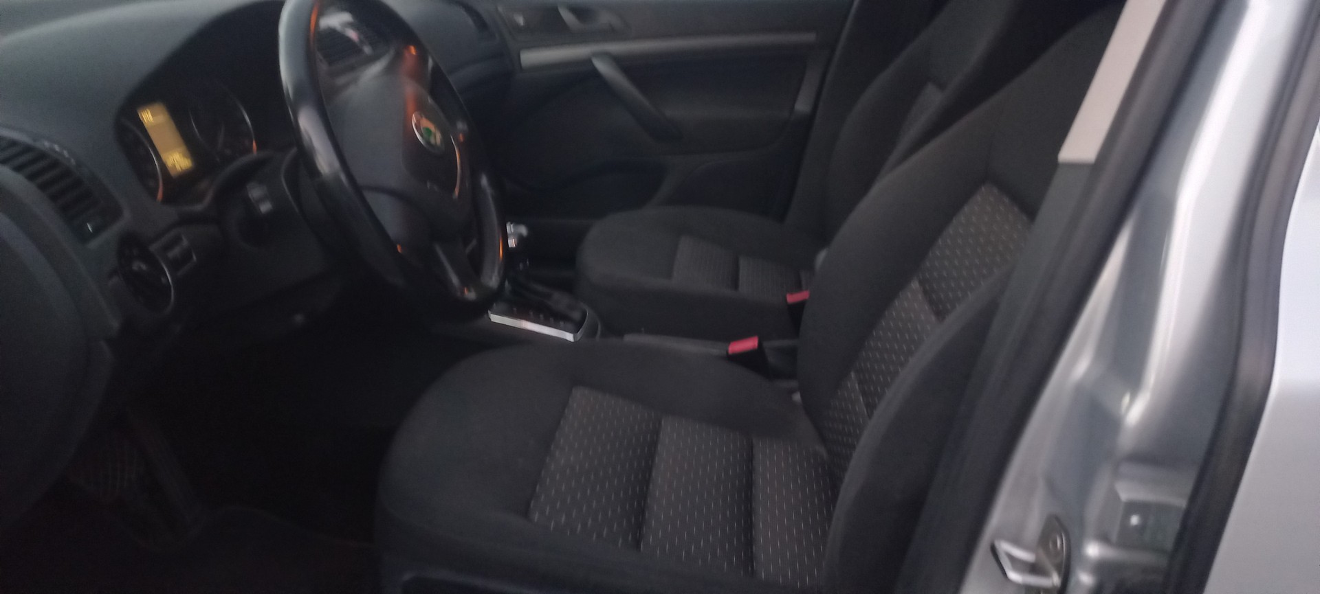 SKODA Octavia Combi 1.6 TDI Active DSG-image-9