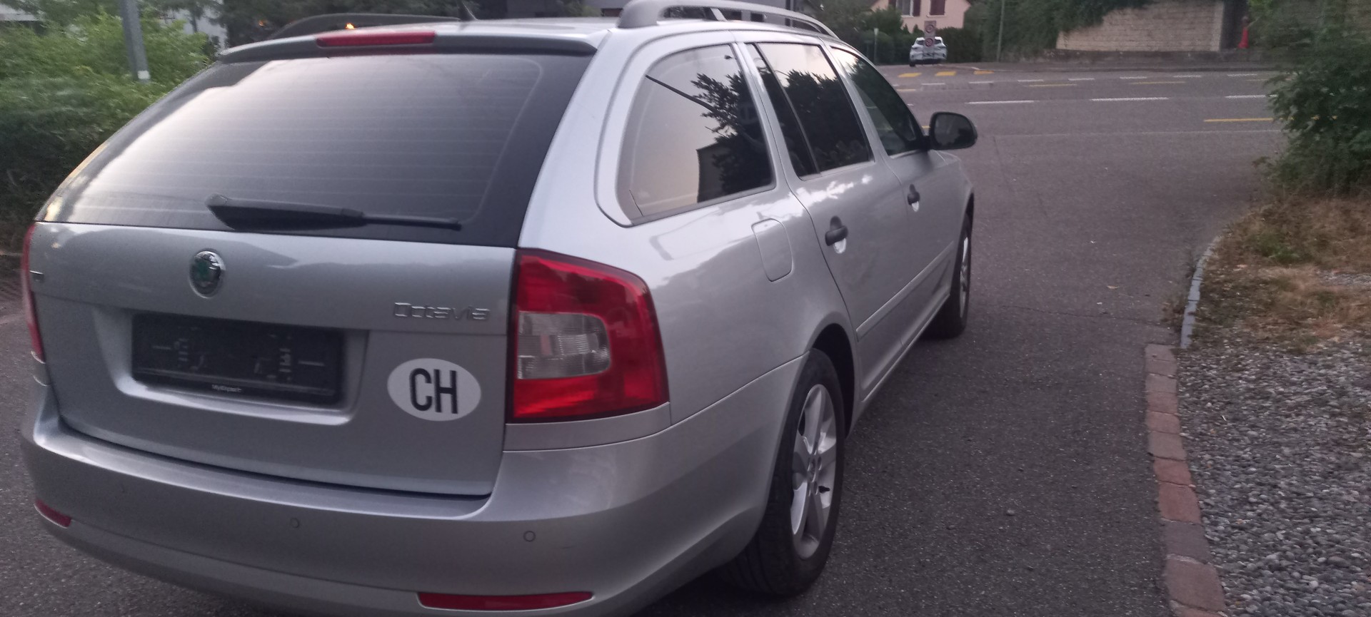 SKODA Octavia Combi 1.6 TDI Active DSG-image-6