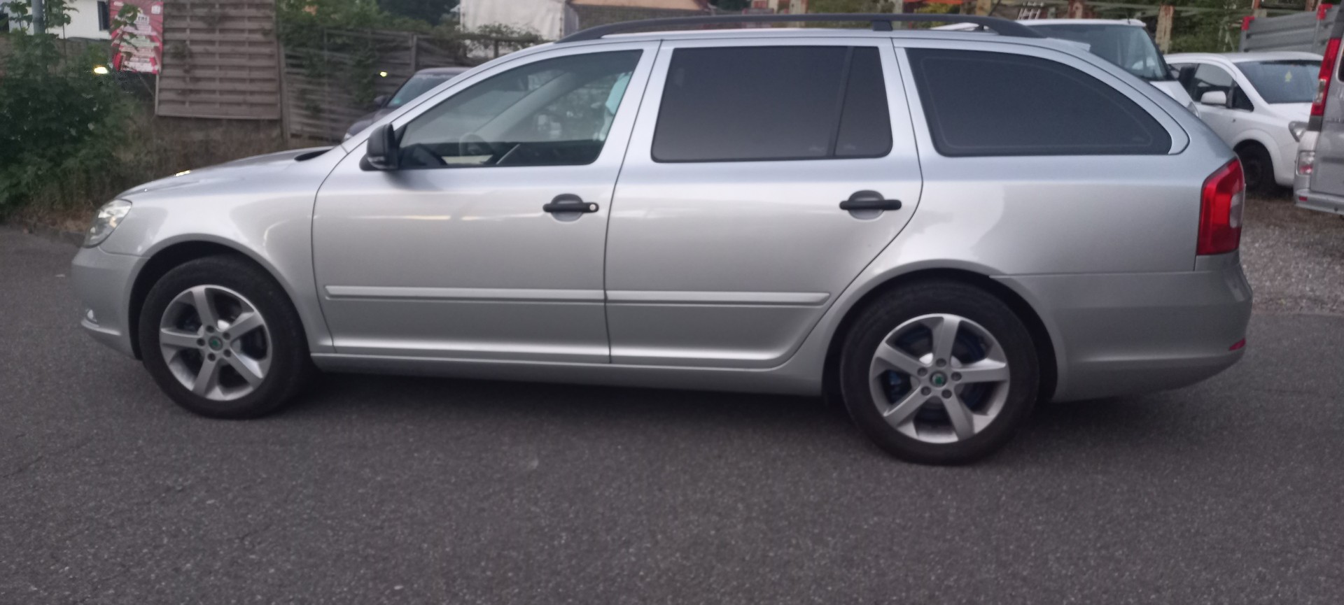 SKODA Octavia Combi 1.6 TDI Active DSG-image-2