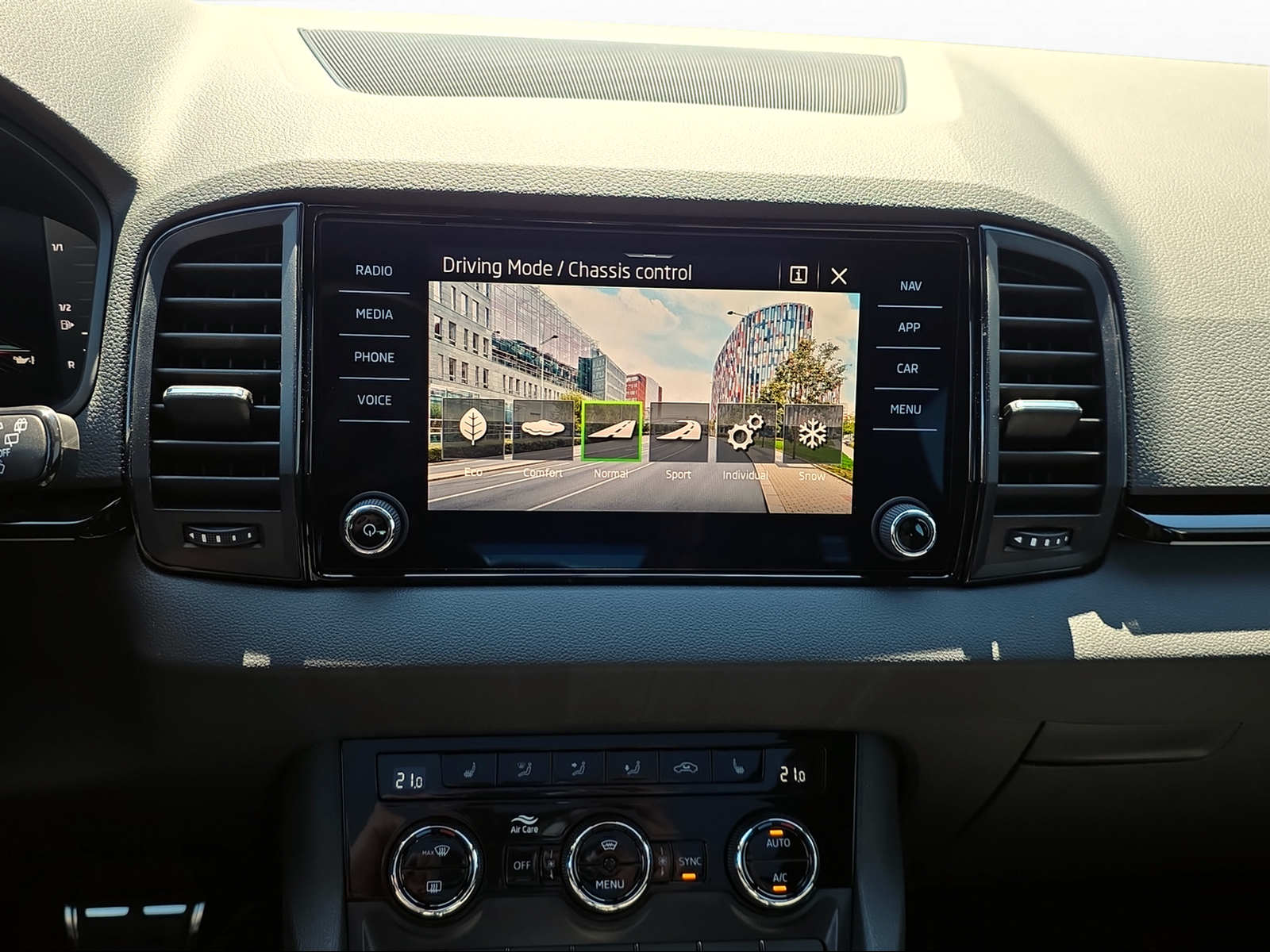 SKODA Karoq 2.0 TSI SportLine 4x4 DSG-image-8