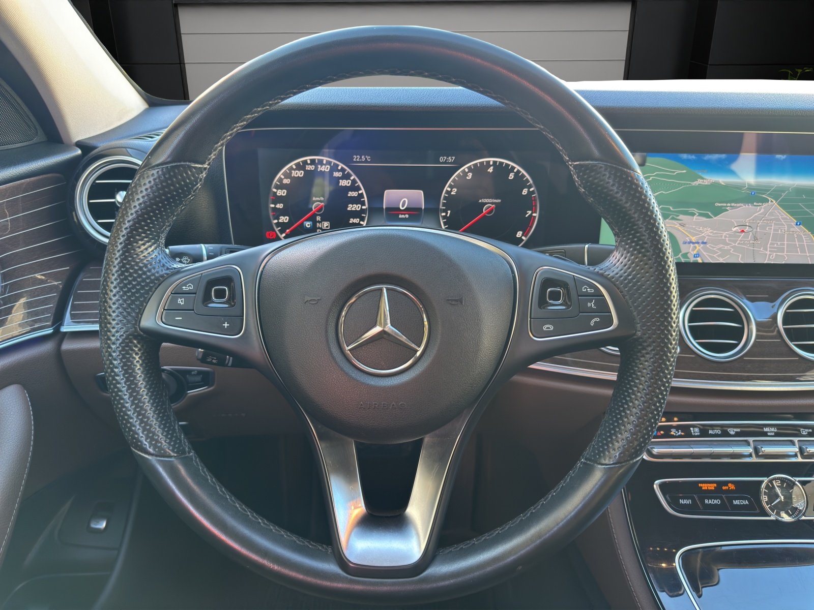 MERCEDES-BENZ E 400 AMG Line 4 Matic-image-8
