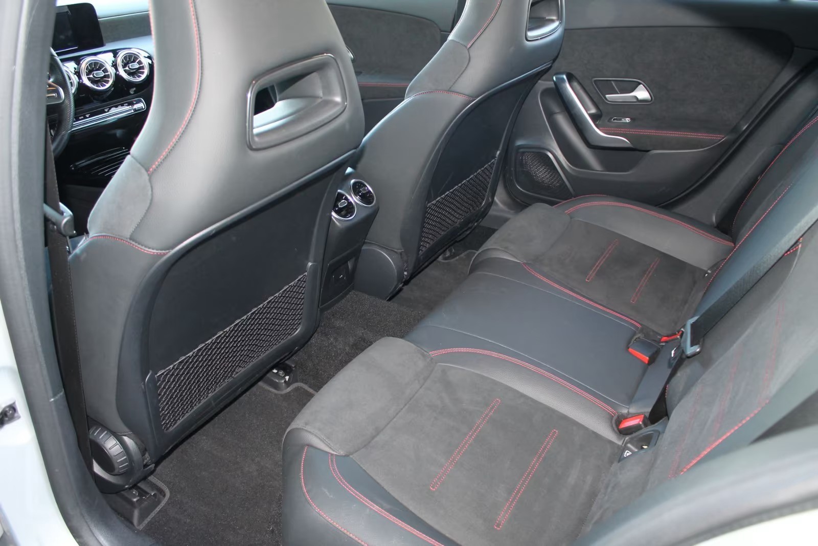 MERCEDES-BENZ A 200 AMG Line-image-5