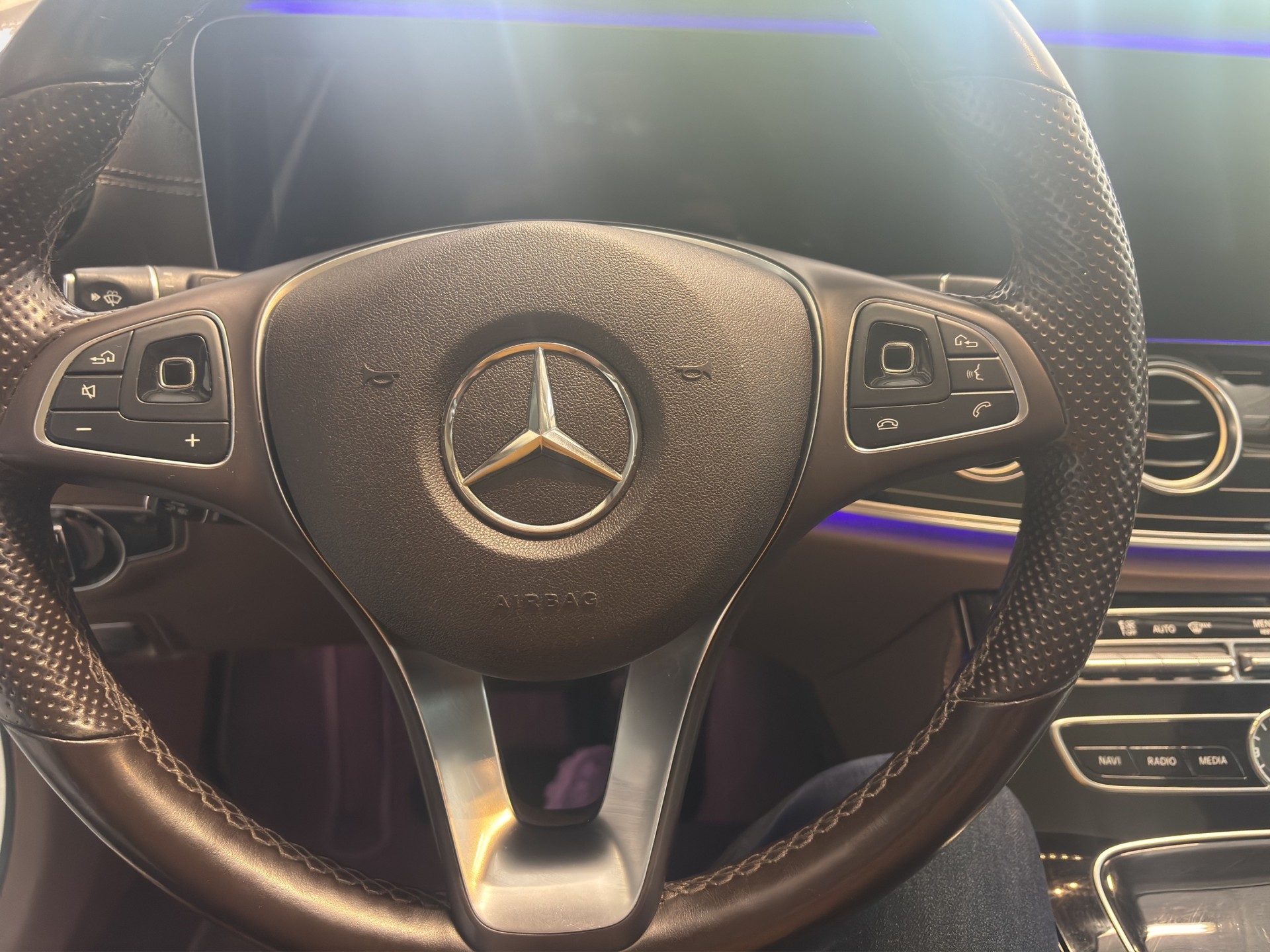 MERCEDES-BENZ E 400 AMG Line 4Matic 9G-Tronic-image-9
