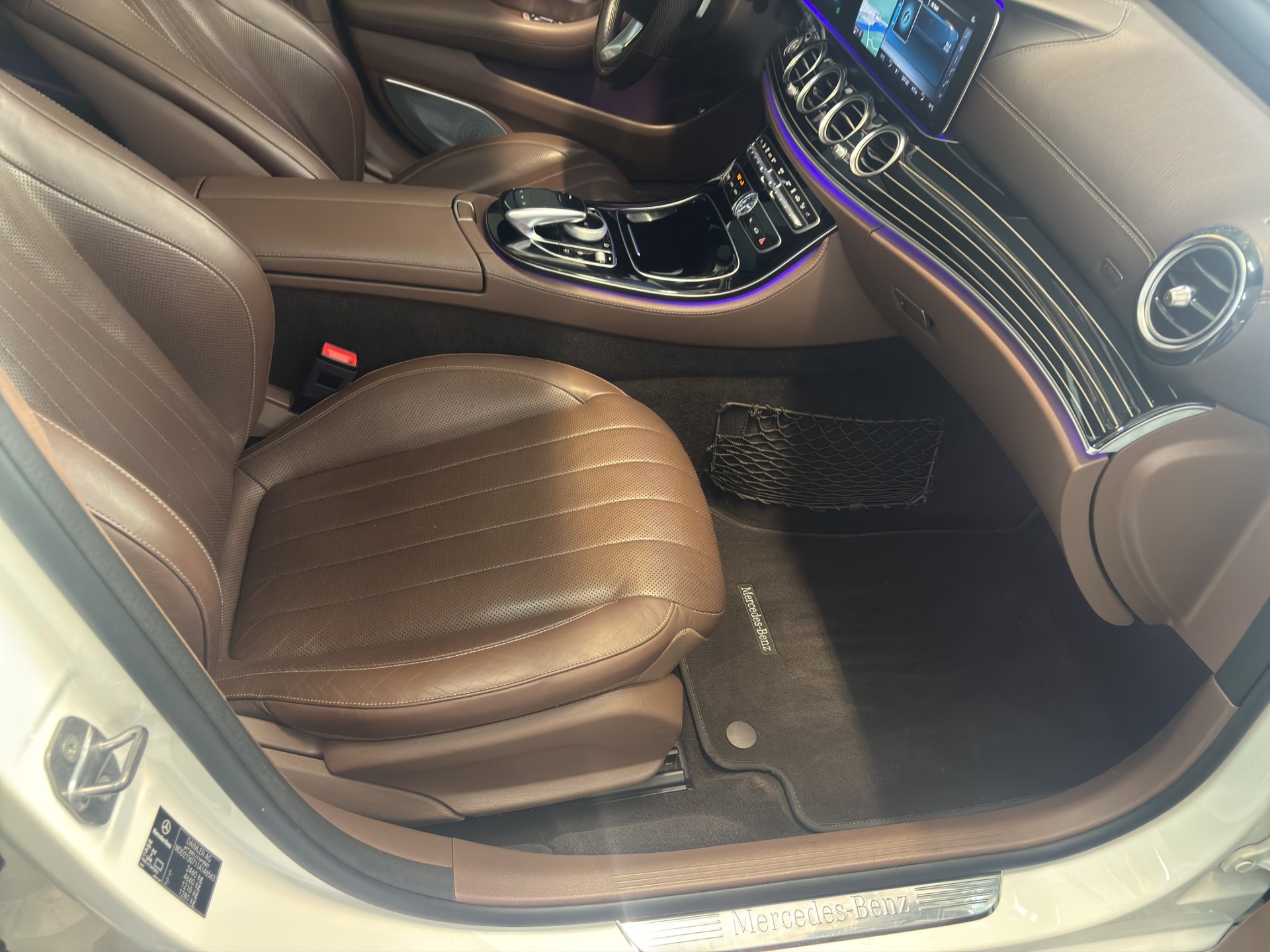 MERCEDES-BENZ E 400 AMG Line 4Matic 9G-Tronic-image-17
