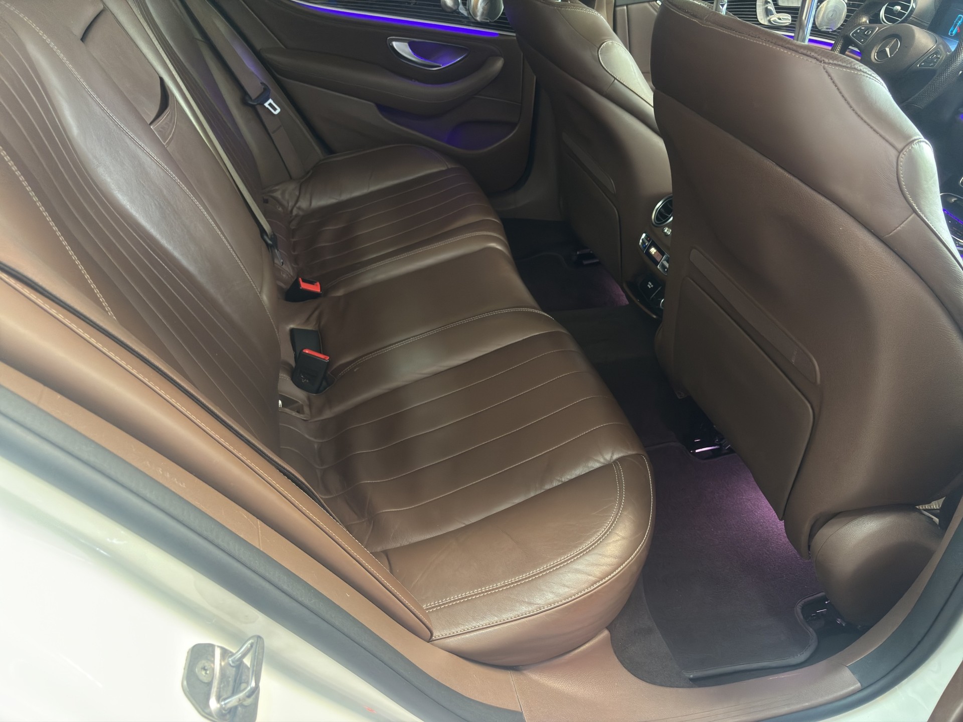 MERCEDES-BENZ E 400 AMG Line 4Matic 9G-Tronic-image-19