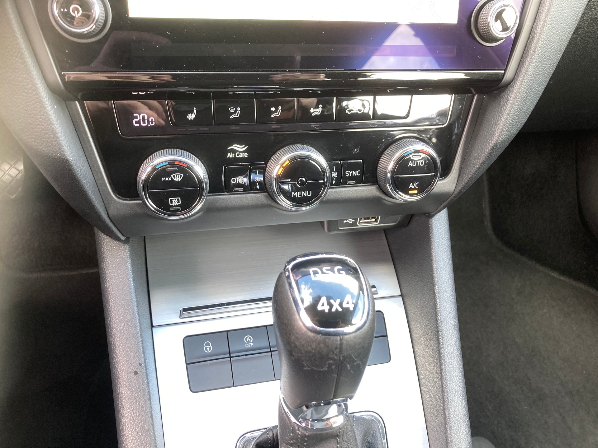 SKODA Octavia Combi 2.0 TDI Ambition 4x4 DSG-image-11