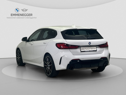 BMW M135i xDrive-showroom-element-2