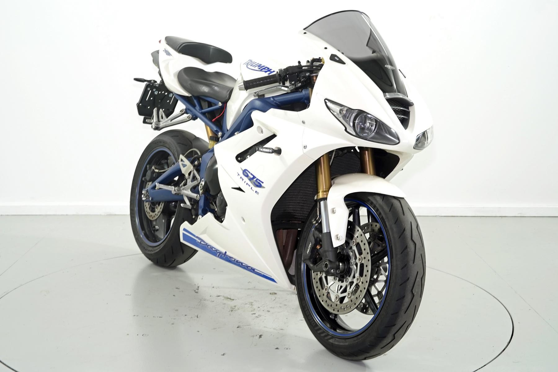 TRIUMPH Daytona 675-showroom-element-1
