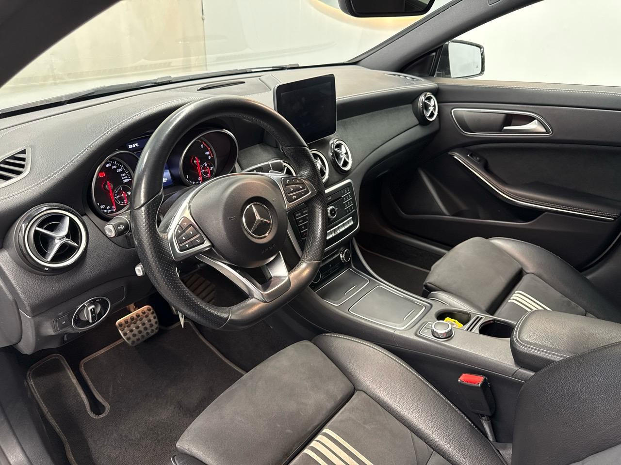 MERCEDES-BENZ CLA 180 d AMG Line 7G-DCT-image-2