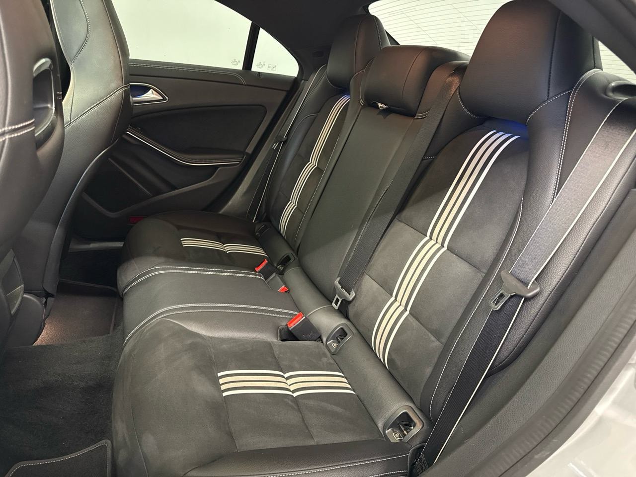MERCEDES-BENZ CLA 180 d AMG Line 7G-DCT-image-6