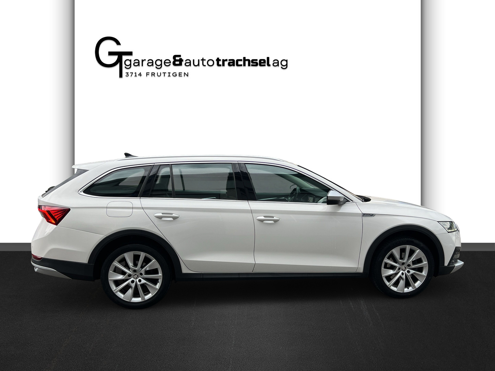 SKODA Octavia Combi 2.0 TDI DSG Scout 4x4-image-5