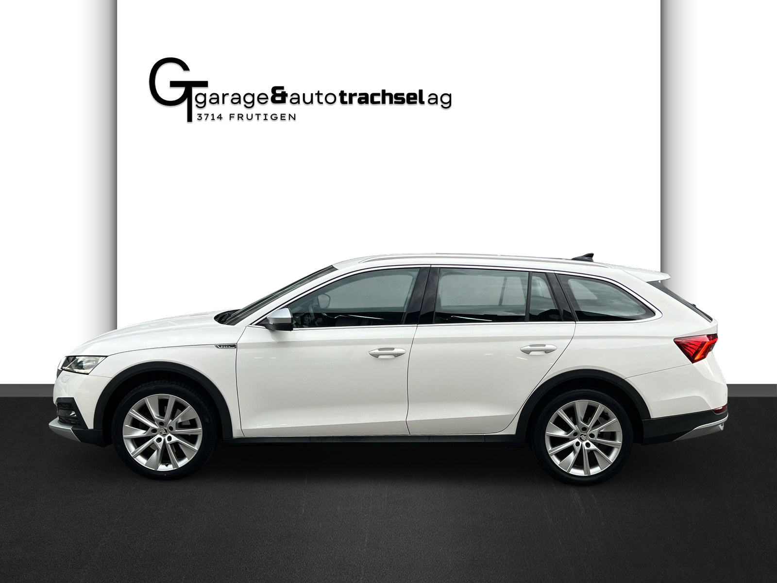 SKODA Octavia Combi 2.0 TDI DSG Scout 4x4-image-1