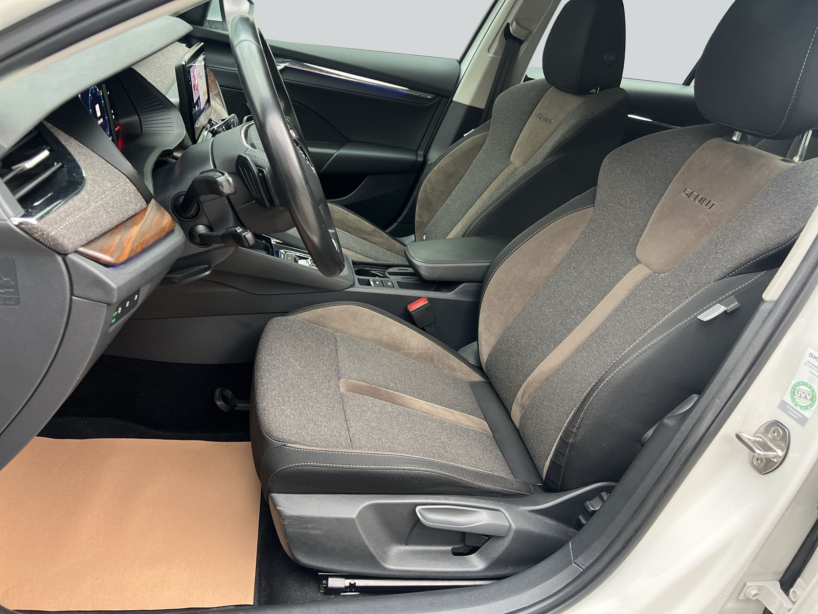 SKODA Octavia Combi 2.0 TDI DSG Scout 4x4-image-9