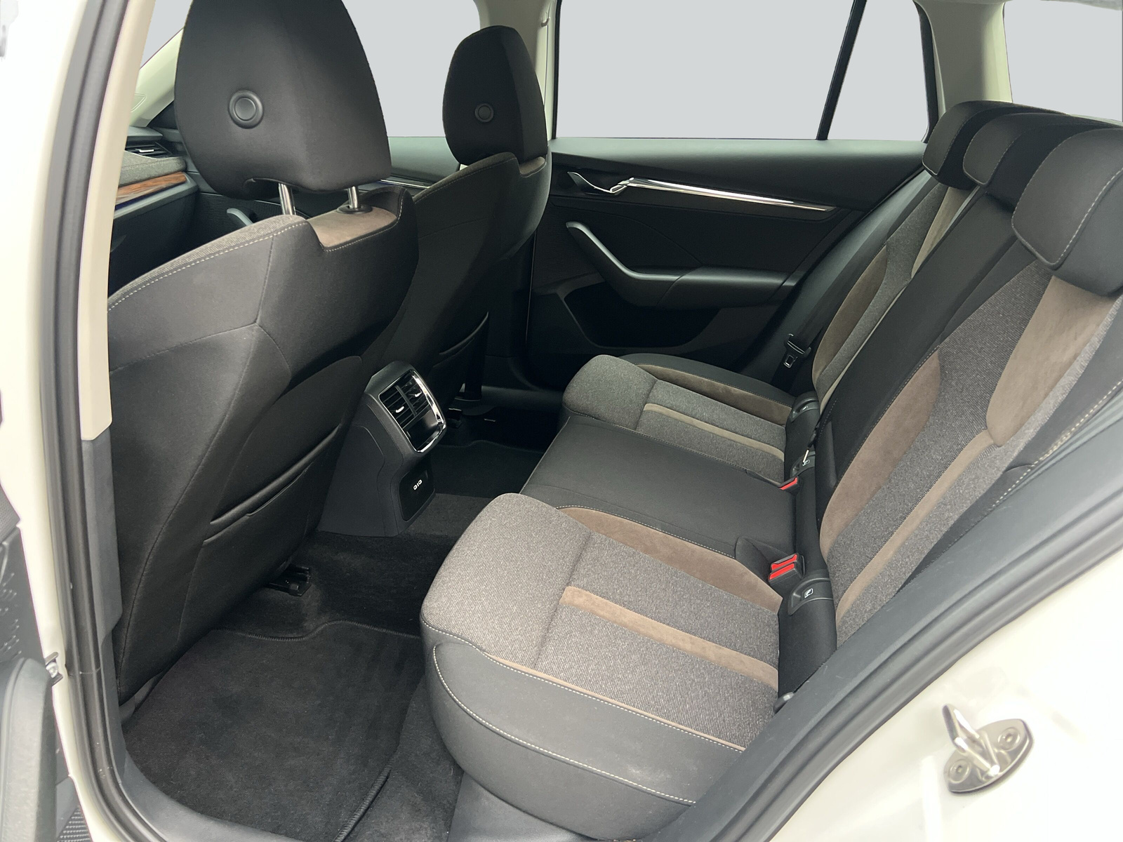 SKODA Octavia Combi 2.0 TDI DSG Scout 4x4-image-16