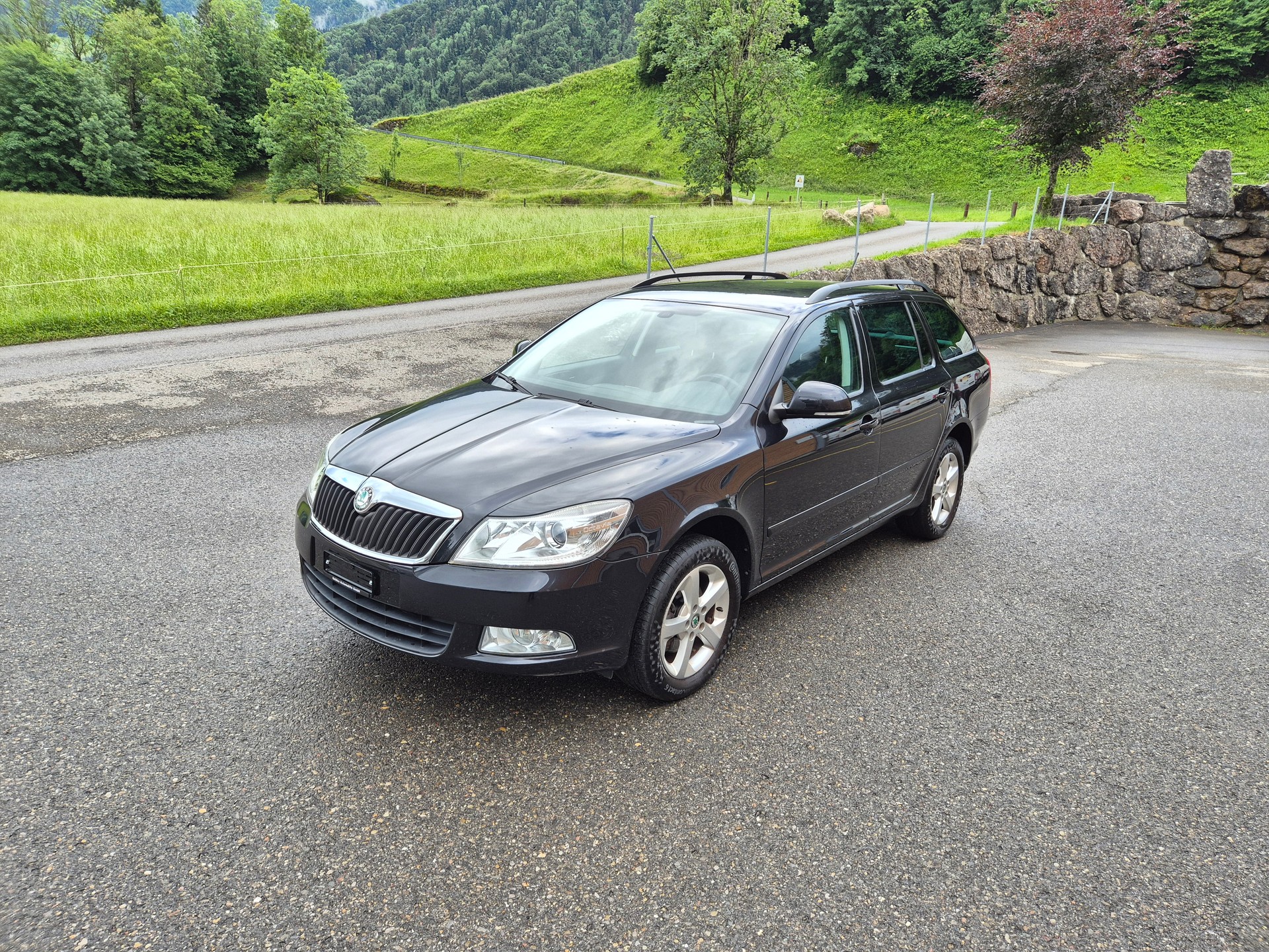 SKODA Octavia Combi 1.8 TSI Ambiente-image-0
