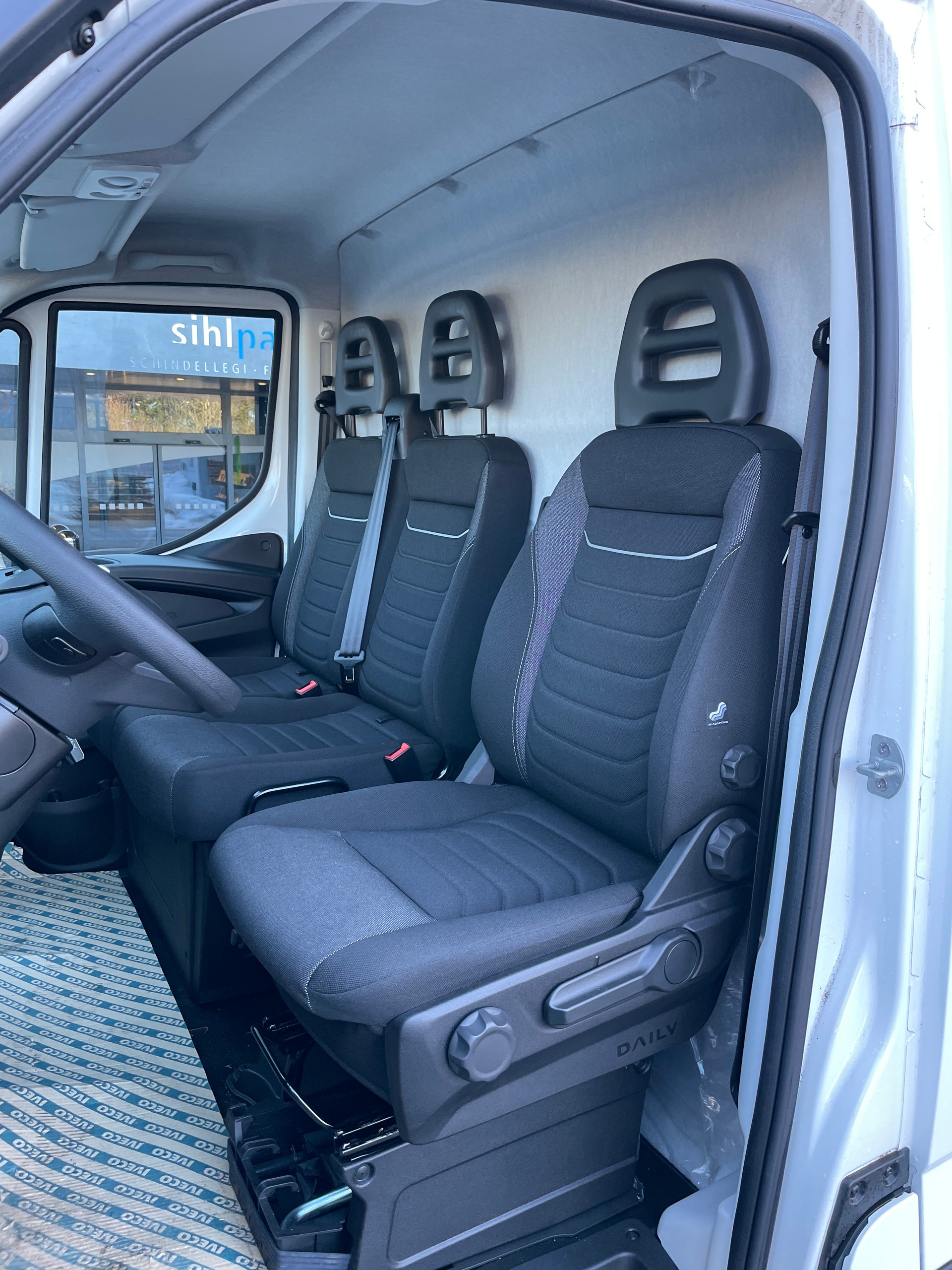 IVECO Daily 35 S 14H A8 V Kastenwagen-image-12