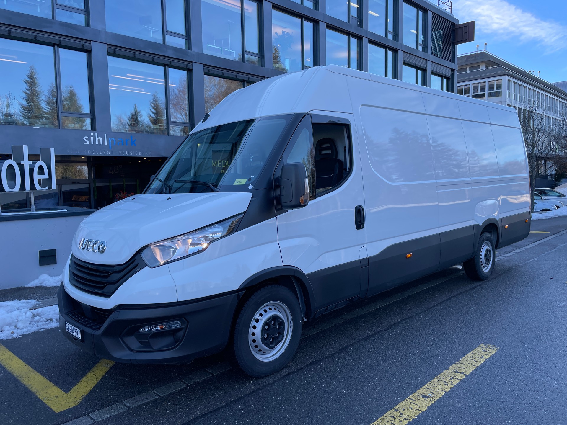 IVECO Daily 35 S 14H A8 V Kastenwagen-image-0