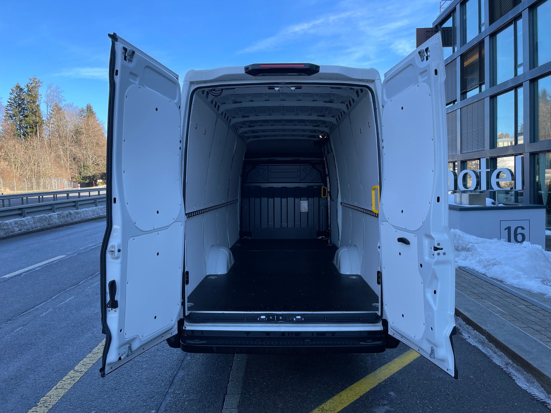 IVECO Daily 35 S 14H A8 V Kastenwagen-image-6