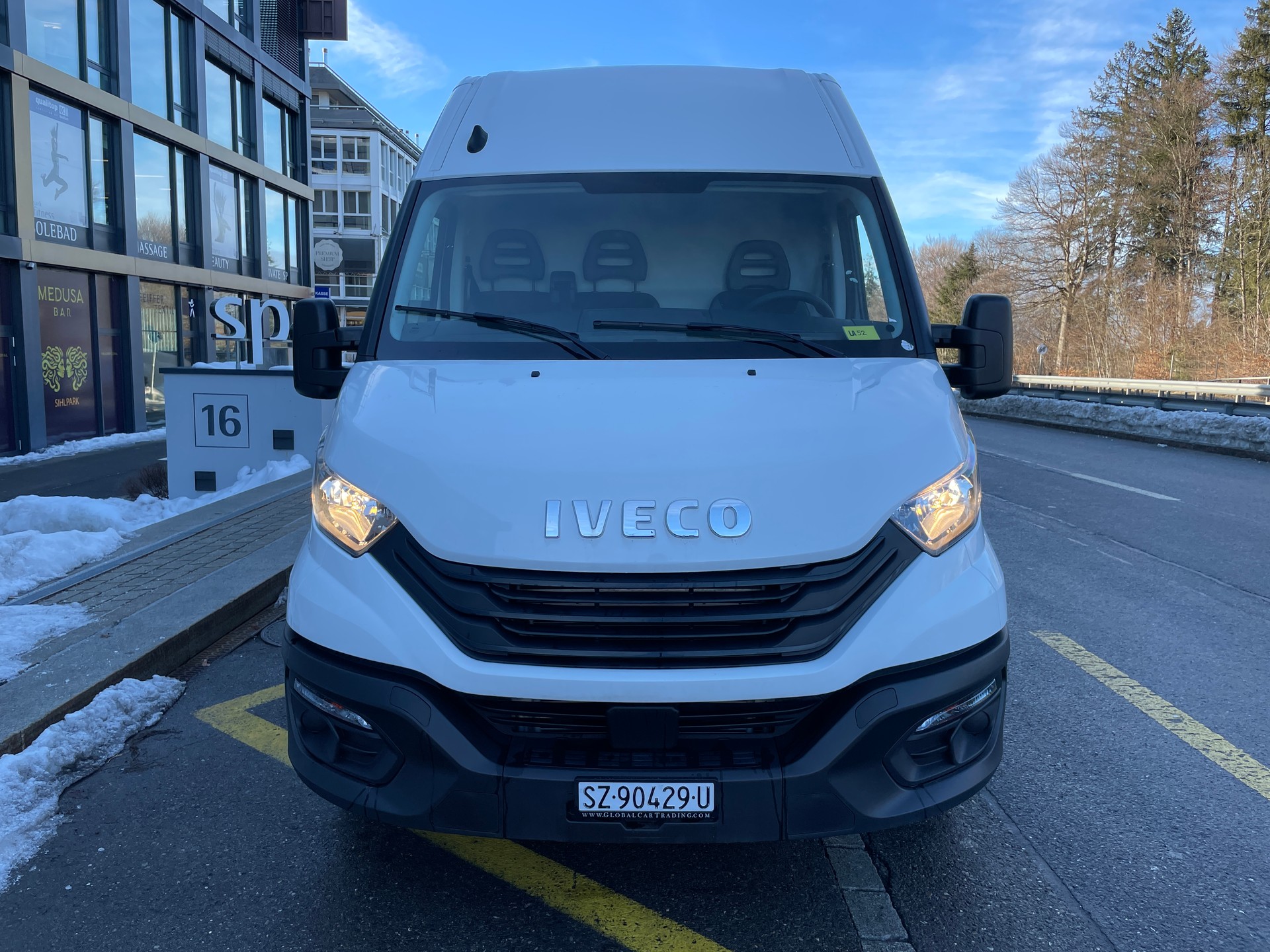 IVECO Daily 35 S 14H A8 V Kastenwagen-image-1