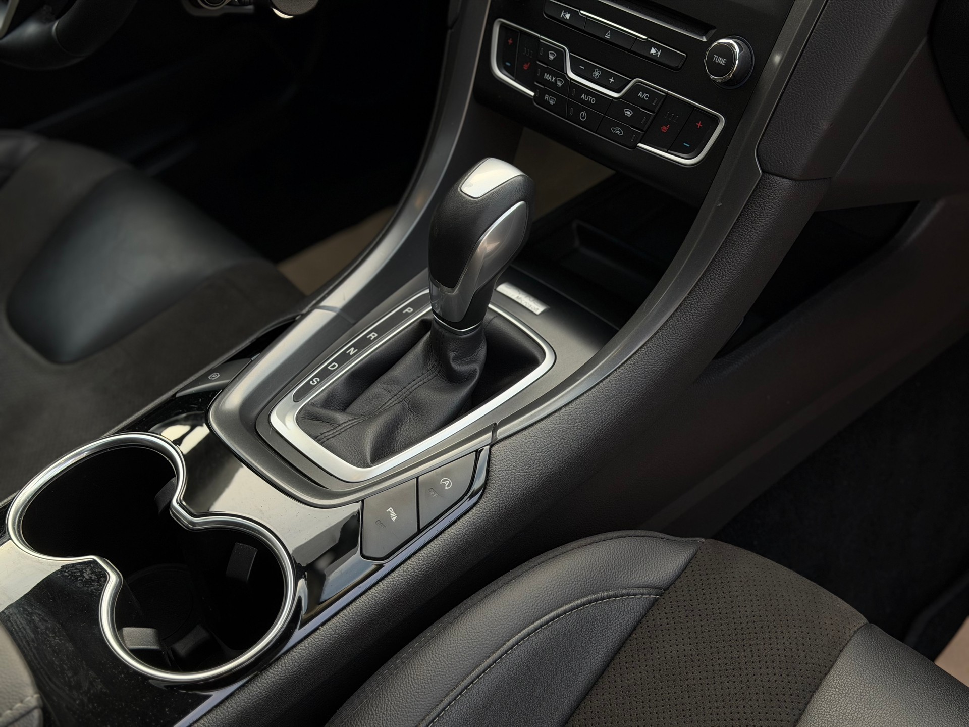 FORD Mondeo 2.0 EcoBoost SCTi Titanium Automatic-image-17