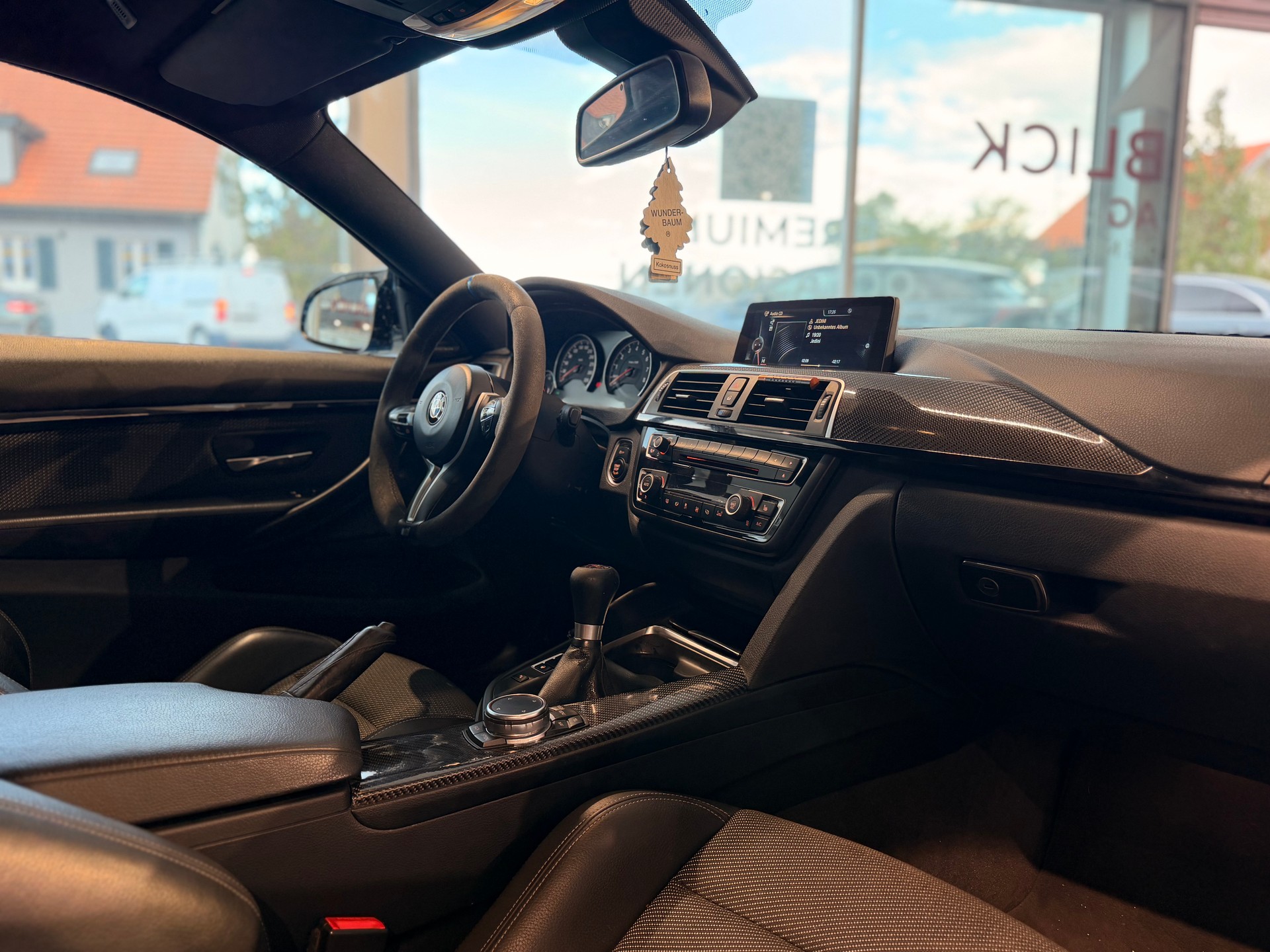 BMW M4 Coupé Handschalter-image-17