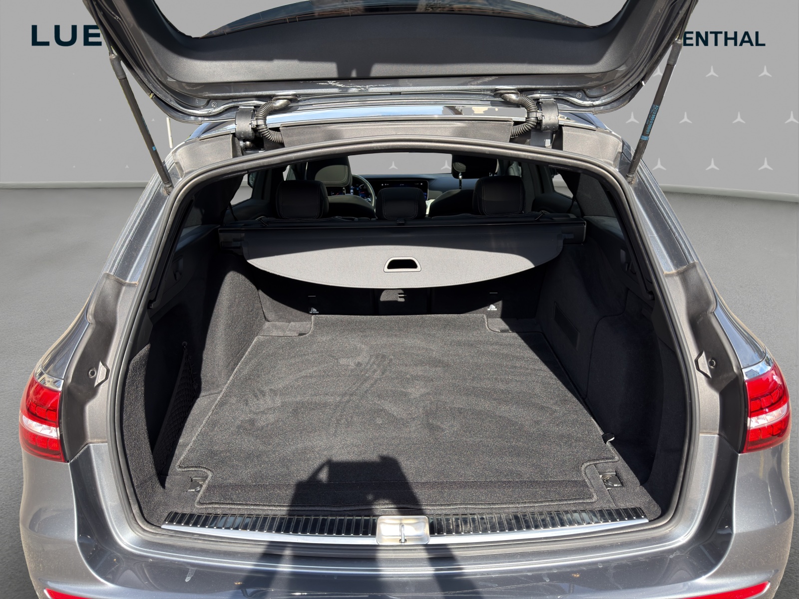 MERCEDES-BENZ E 220 d T 4Matic AMG Line 9G-Tronic-image-14