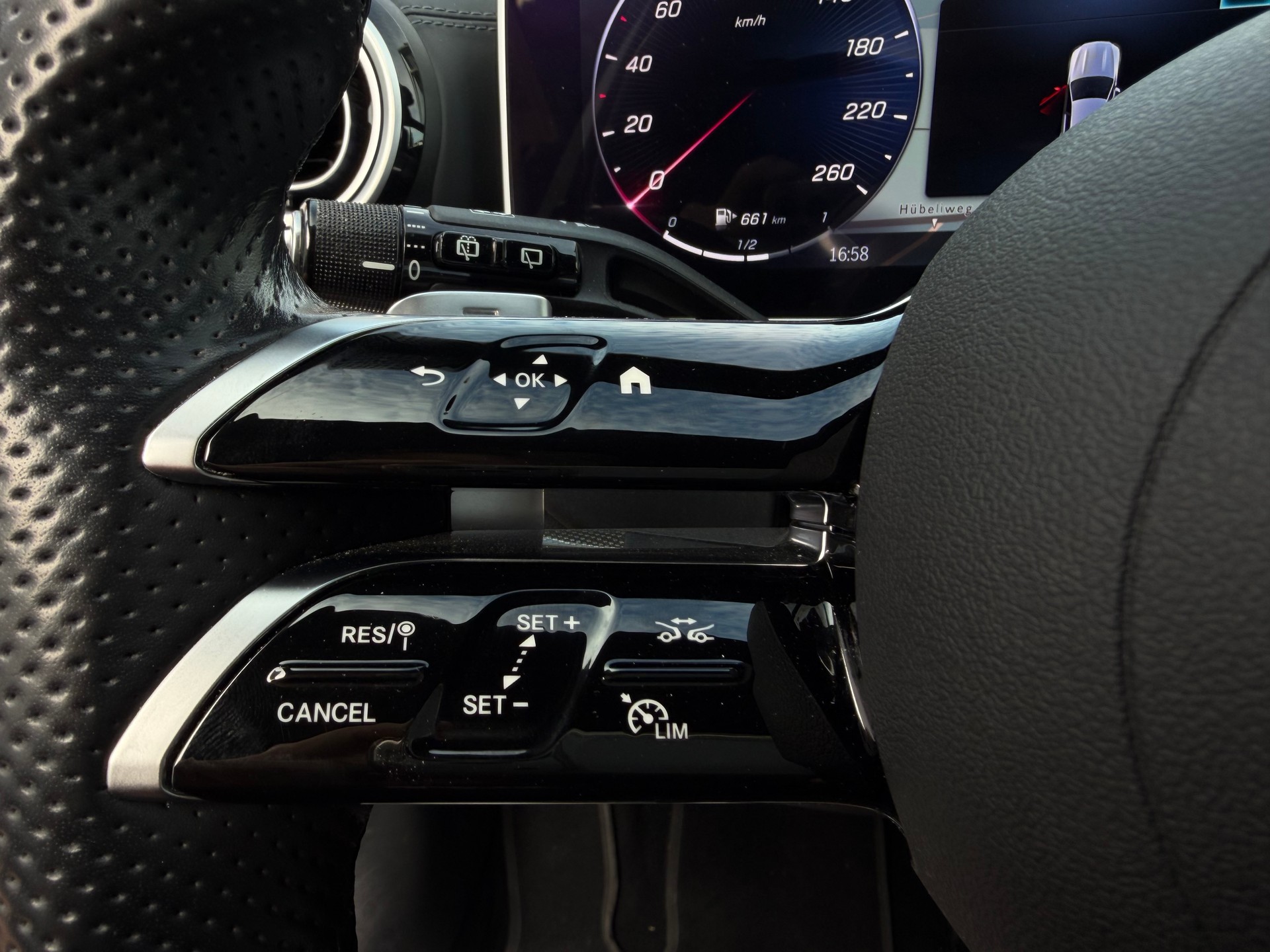 MERCEDES-BENZ C 220 d T 4Matic AMG Line-image-20