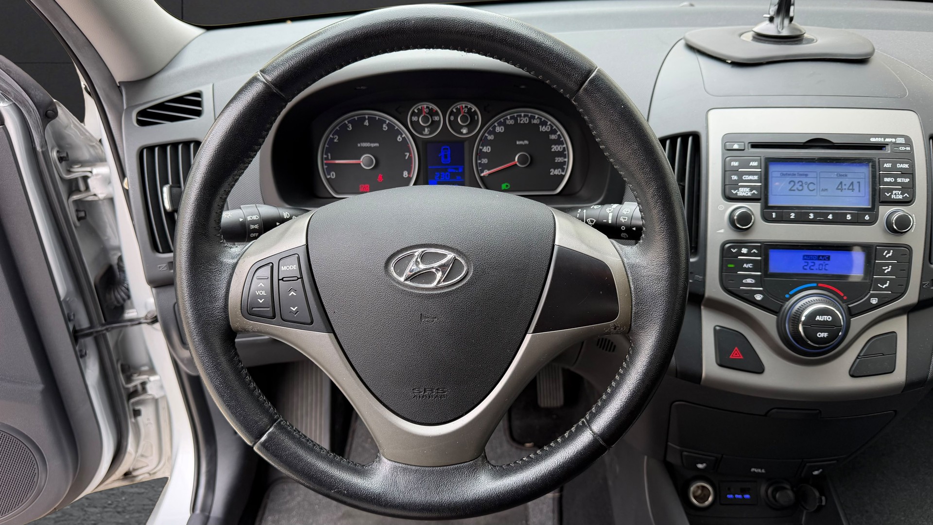 HYUNDAI i30 1.6 Swiss Plus Edition-image-17
