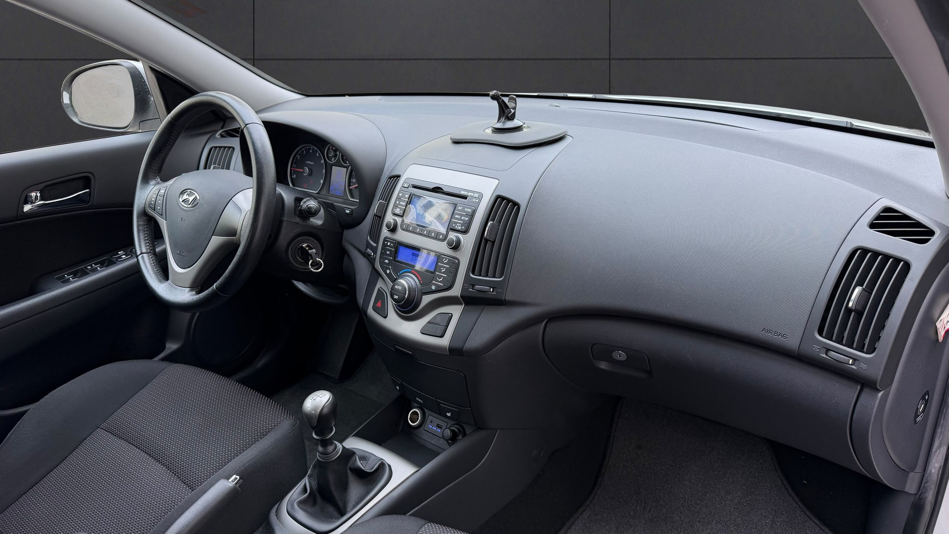 HYUNDAI i30 1.6 Swiss Plus Edition-image-8