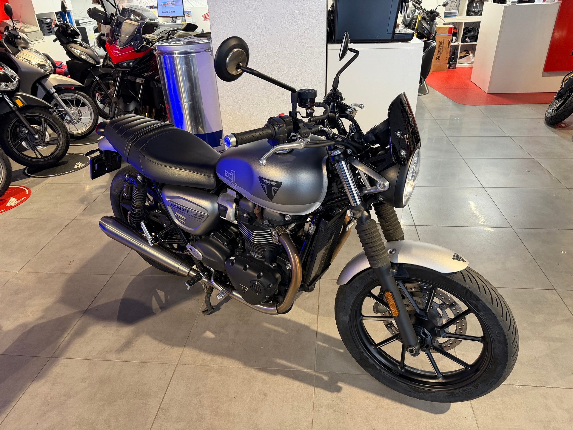TRIUMPH Street Twin 900 Gold Line-showroom-element-1