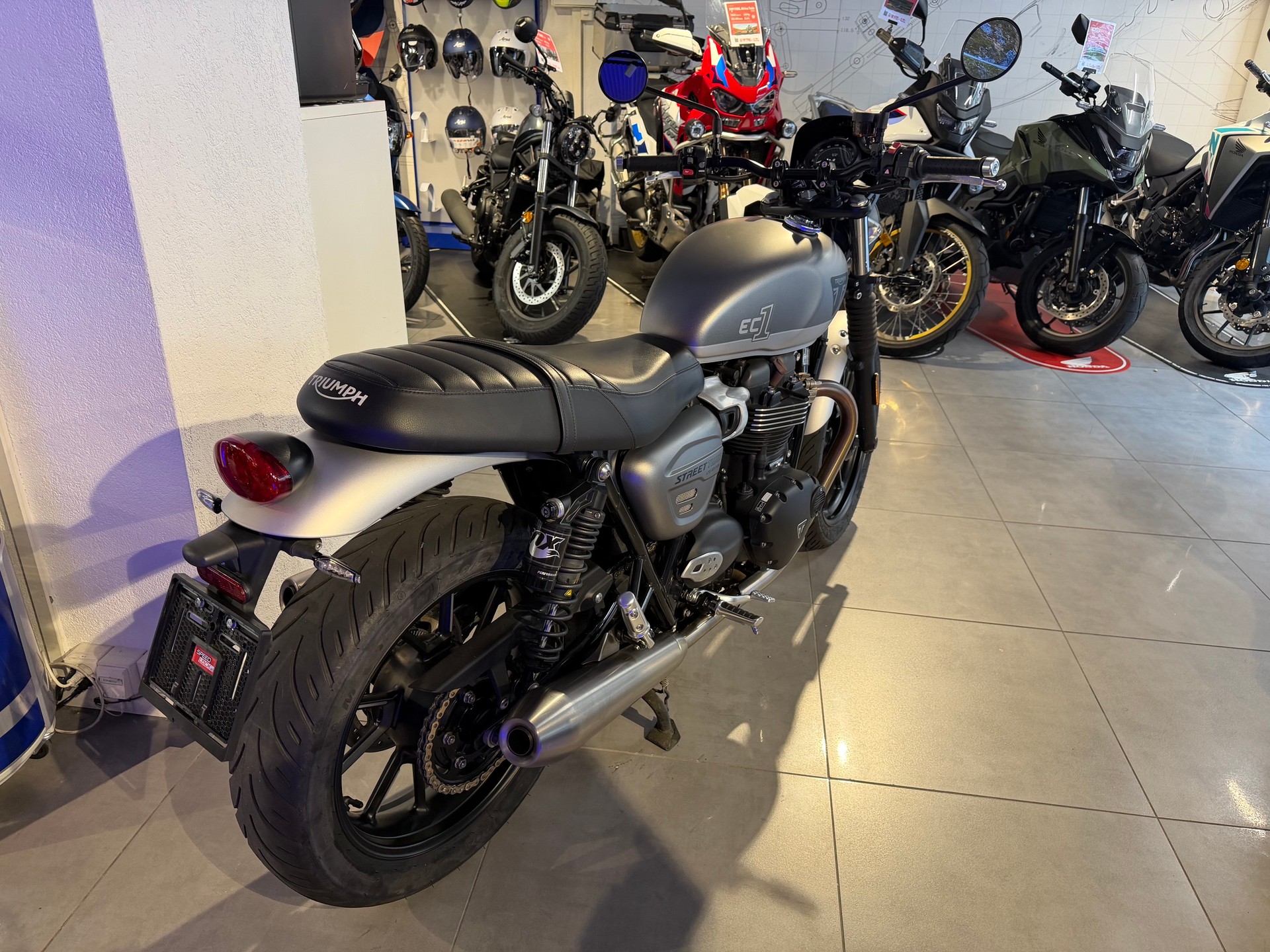 TRIUMPH Street Twin 900 Gold Line-showroom-element-2