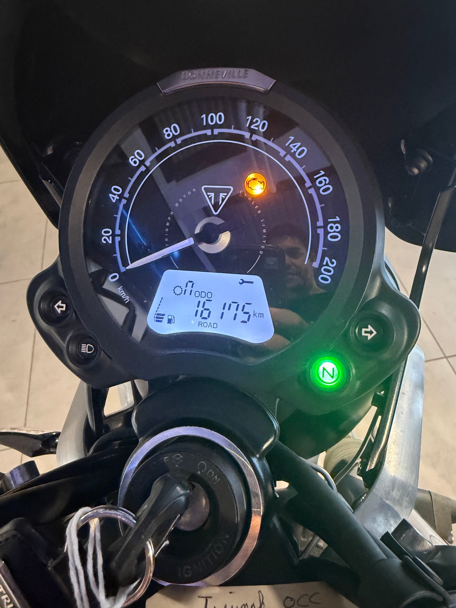 TRIUMPH Street Twin 900 Gold Line-showroom-element-3