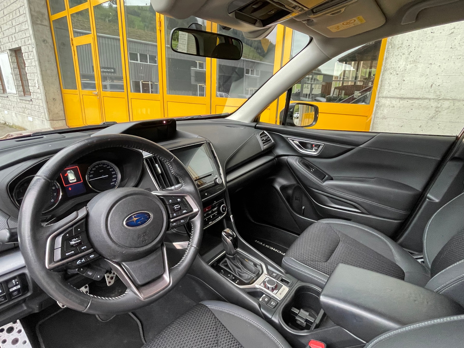 SUBARU Forester 2.0i e-Boxer Swiss Plus Lineartronic-image-10