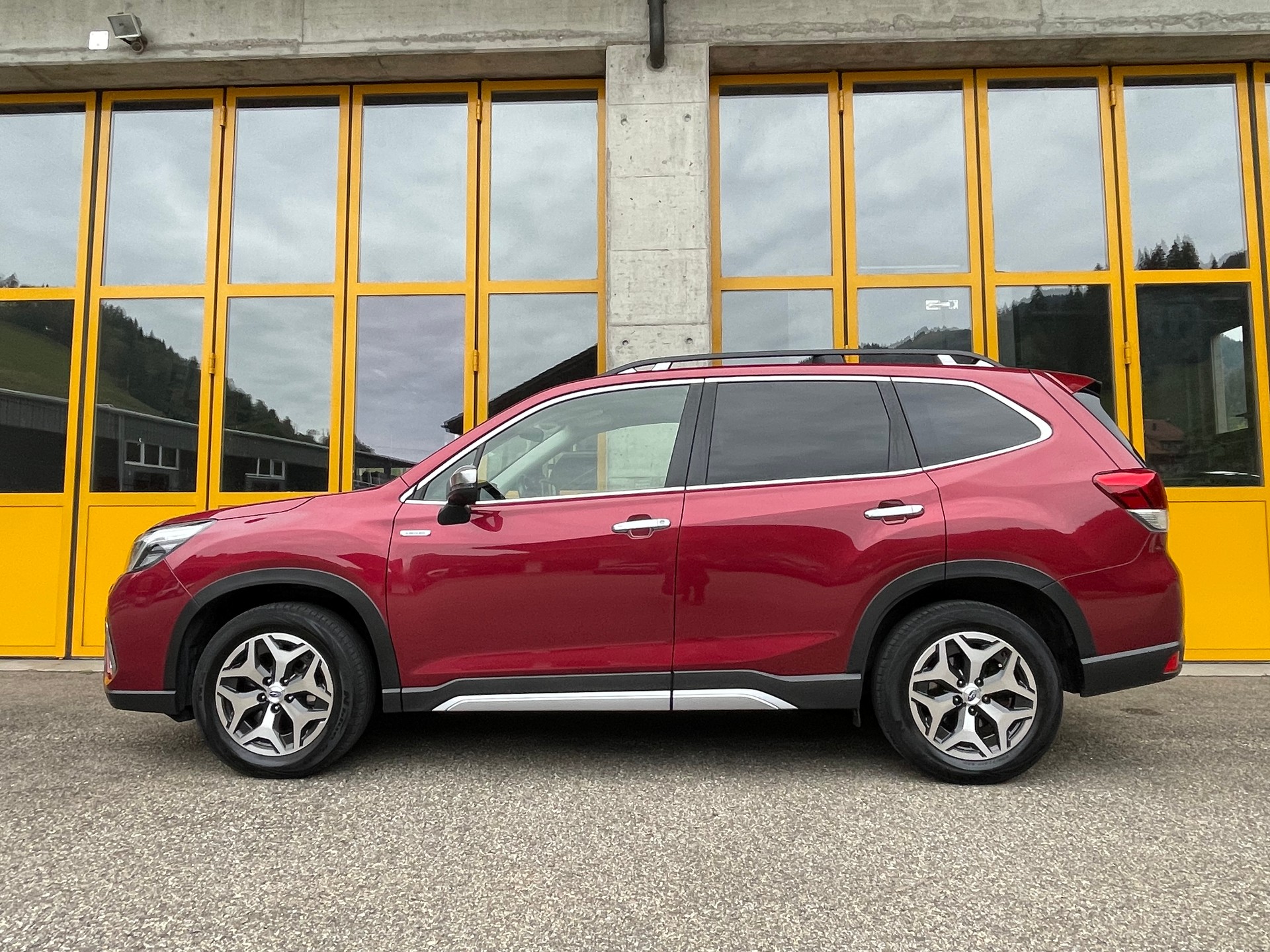 SUBARU Forester 2.0i e-Boxer Swiss Plus Lineartronic-image-1
