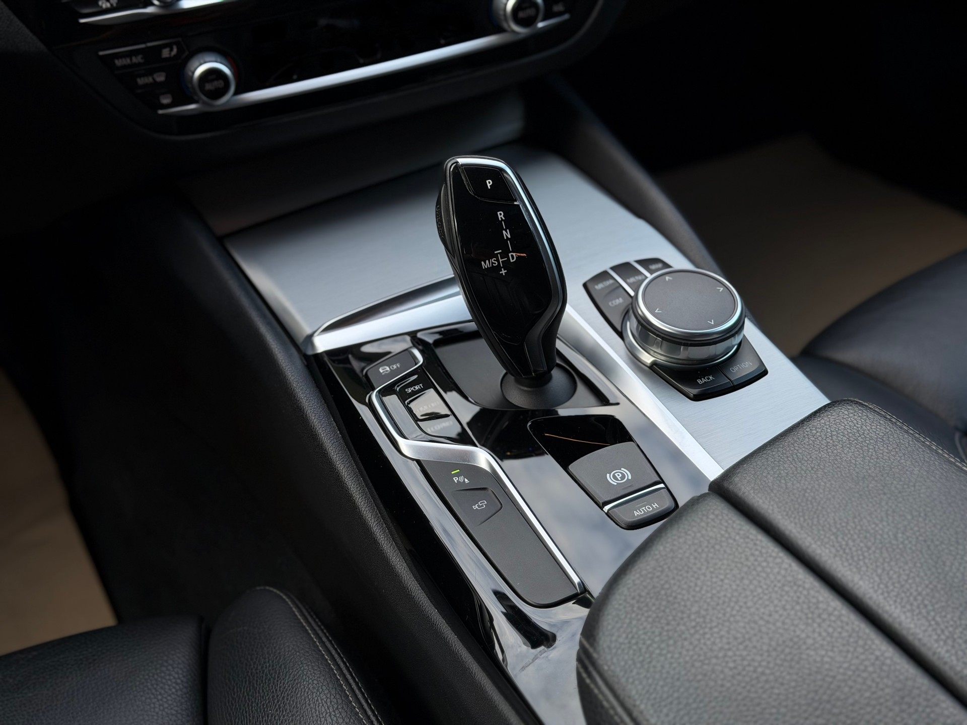 BMW 520d xDrive Touring Sport Line Steptronic-image-16