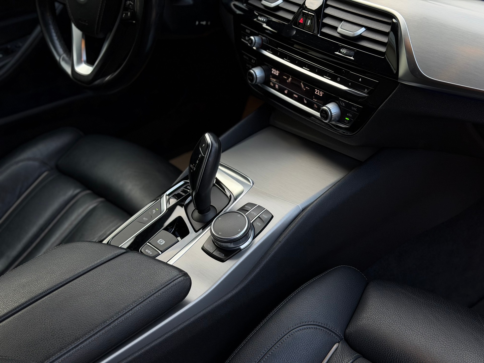 BMW 520d xDrive Touring Sport Line Steptronic-image-15