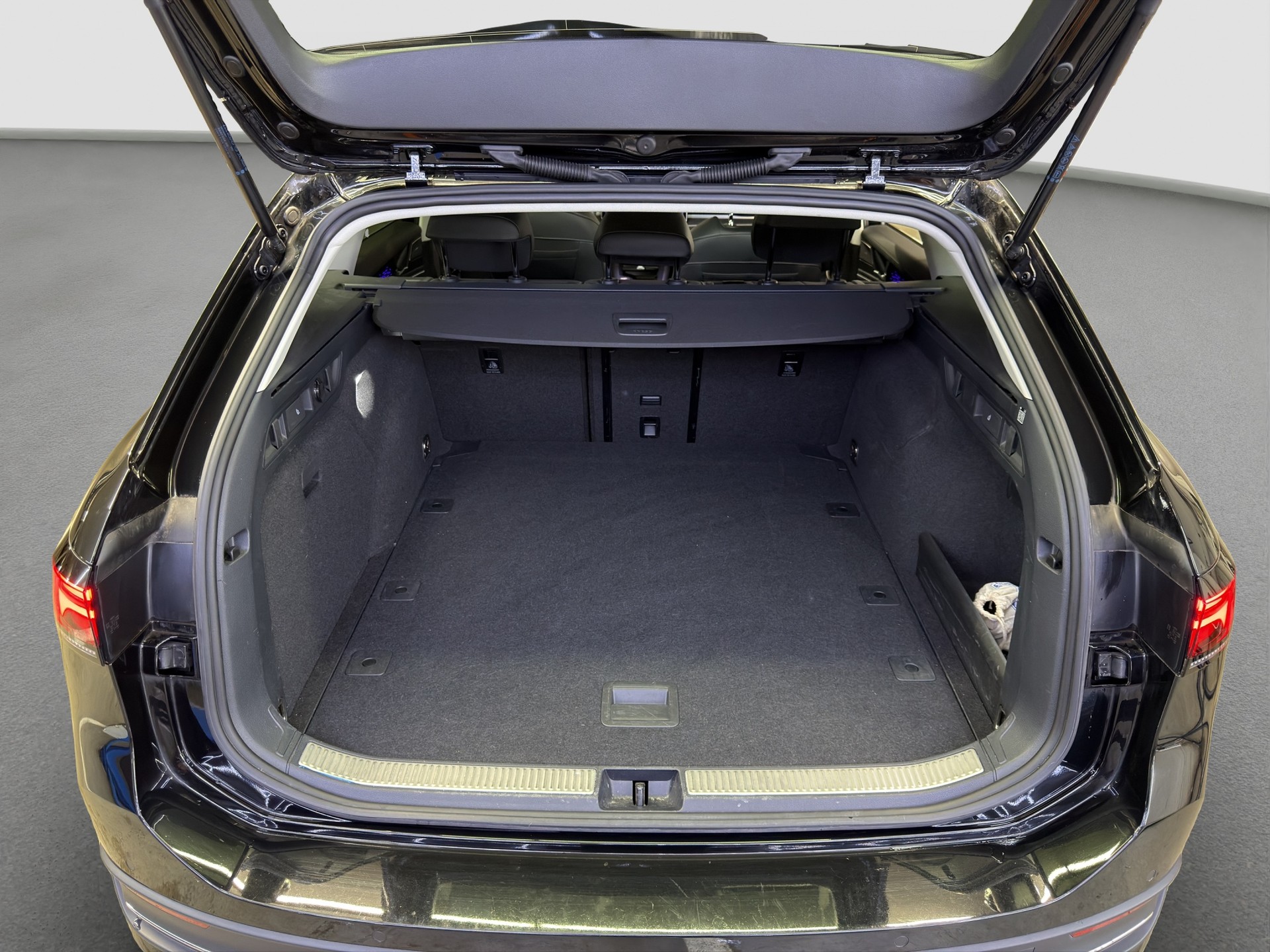 VW Passat Variant 2.0 TDI evo Business DSG-image-32