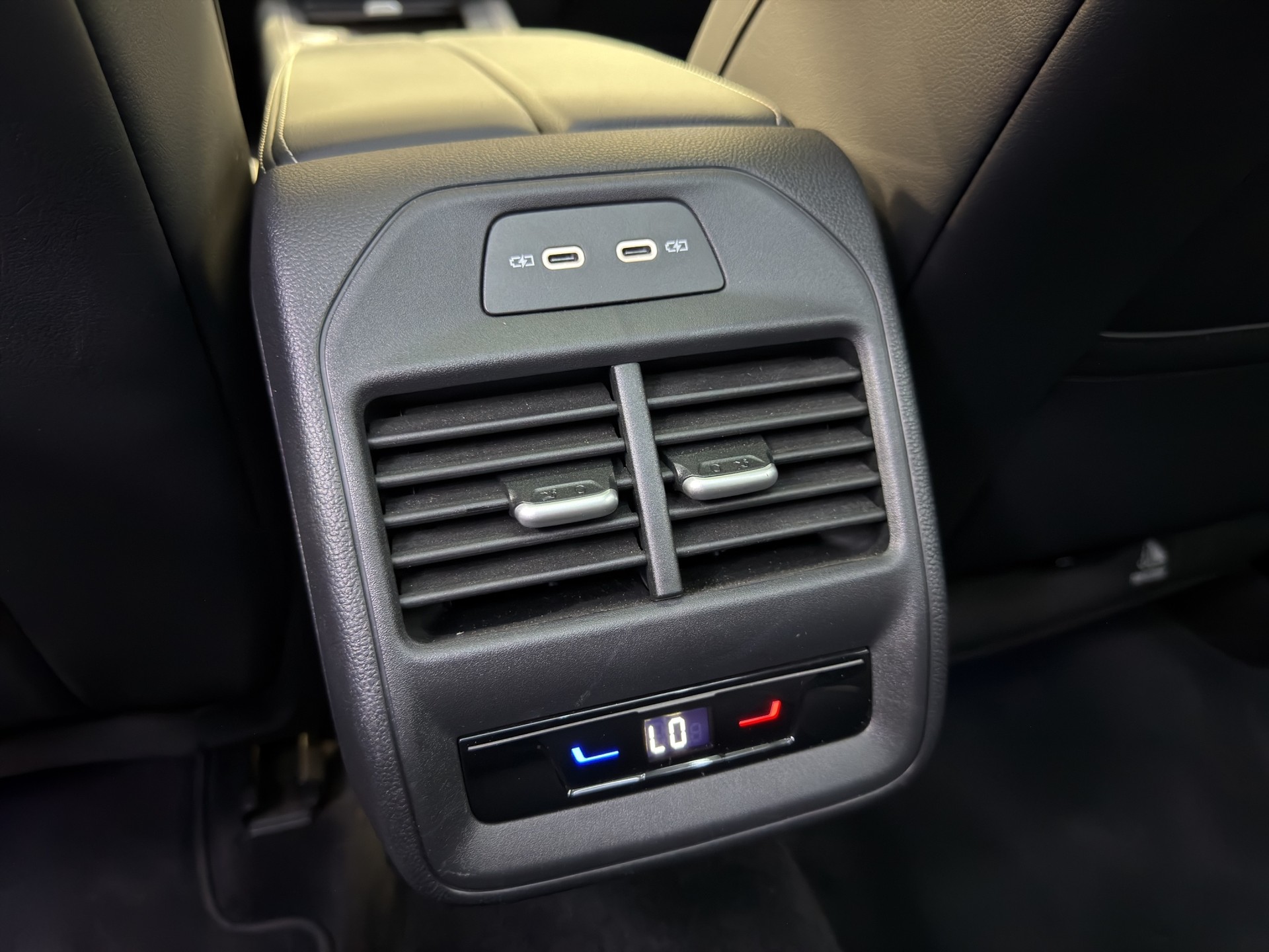 VW Passat Variant 2.0 TDI evo Business DSG-image-30