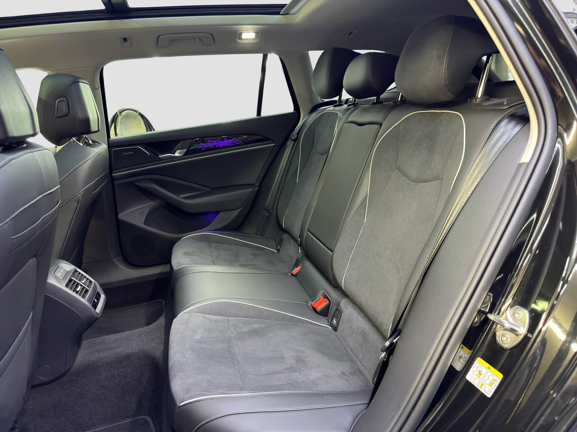 VW Passat Variant 2.0 TDI evo Business DSG-image-12