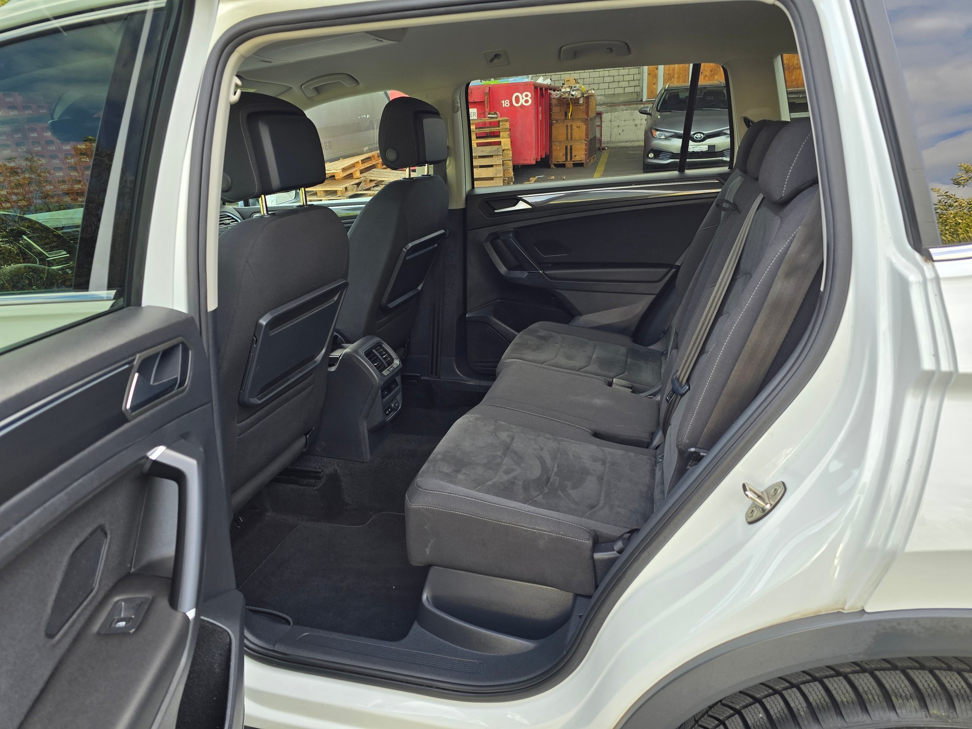 VW Tiguan Allspace 2.0 TDI R-LINE SCR Highline 4Motion DSG-image-15