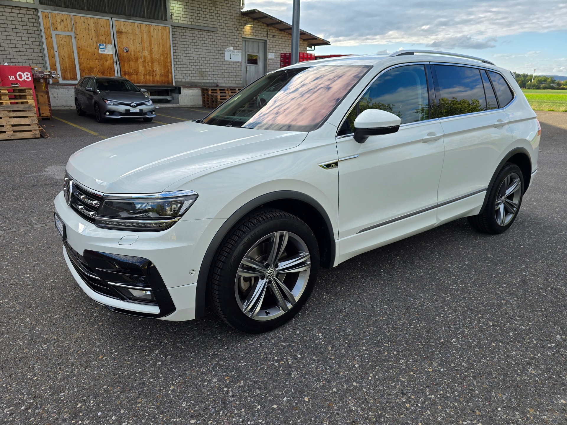 VW Tiguan Allspace 2.0 TDI R-LINE SCR Highline 4Motion DSG-image-2