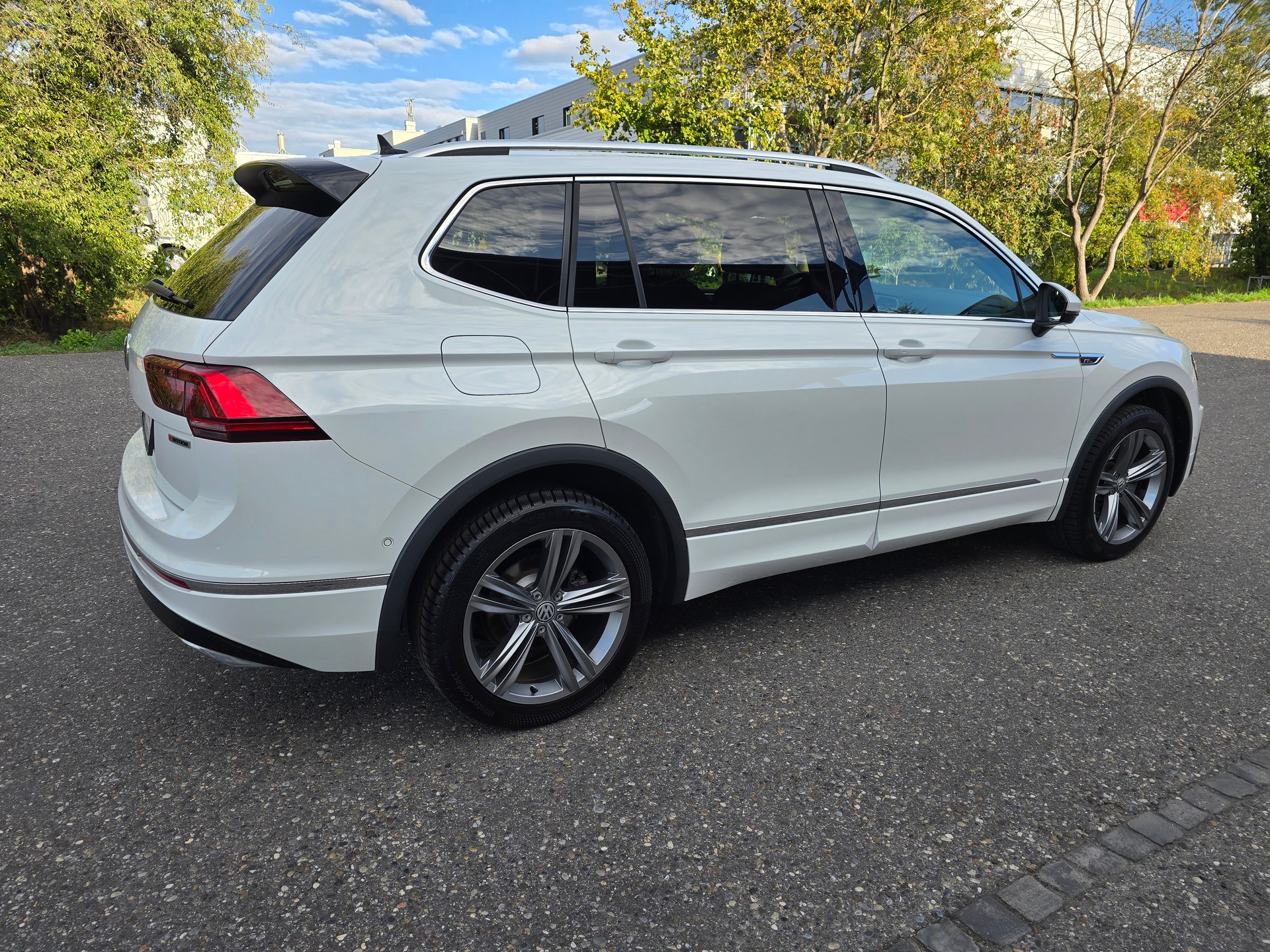 VW Tiguan Allspace 2.0 TDI R-LINE SCR Highline 4Motion DSG-image-5
